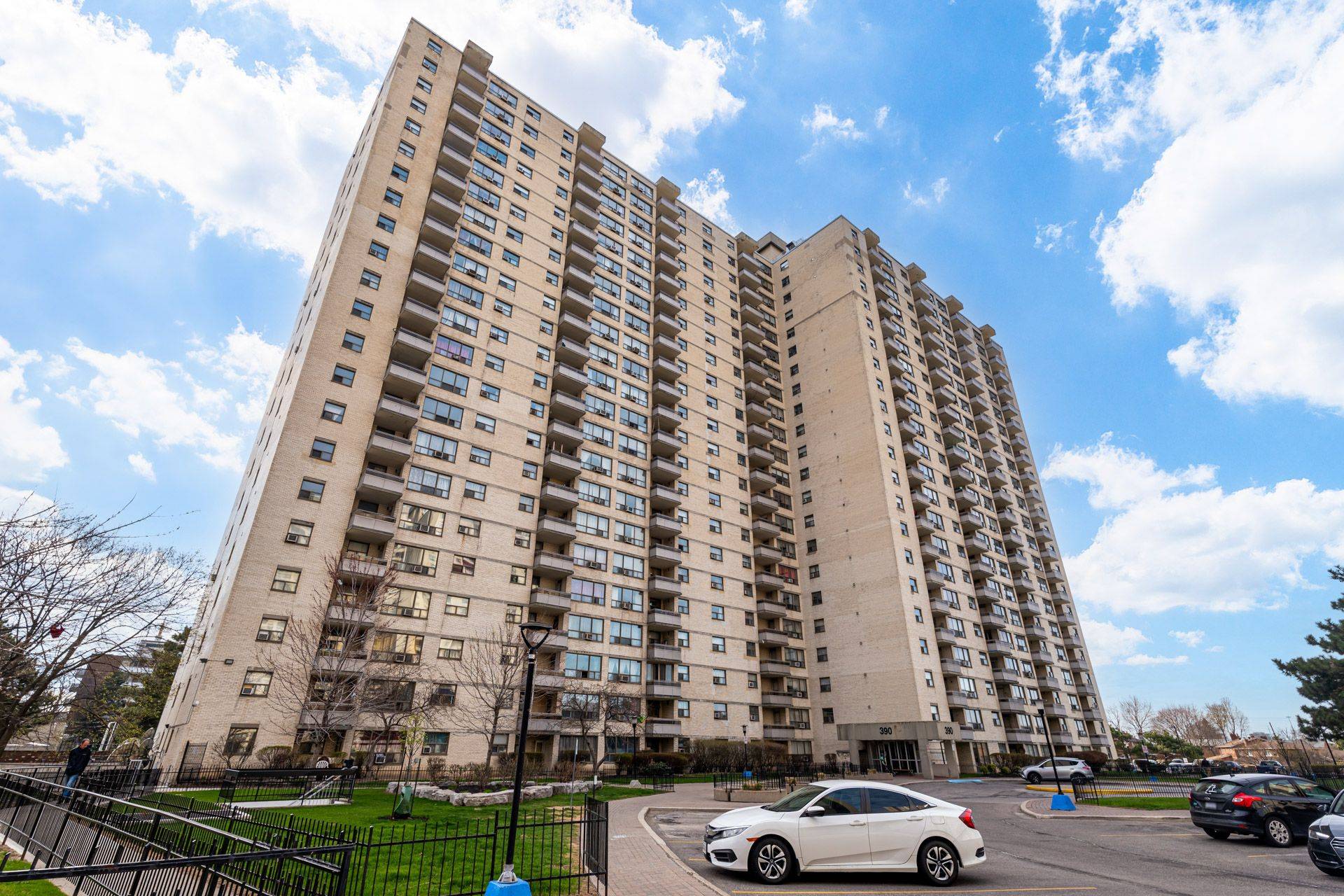 Toronto W09, ON M9R 1T4,390 Dixon RD #1013