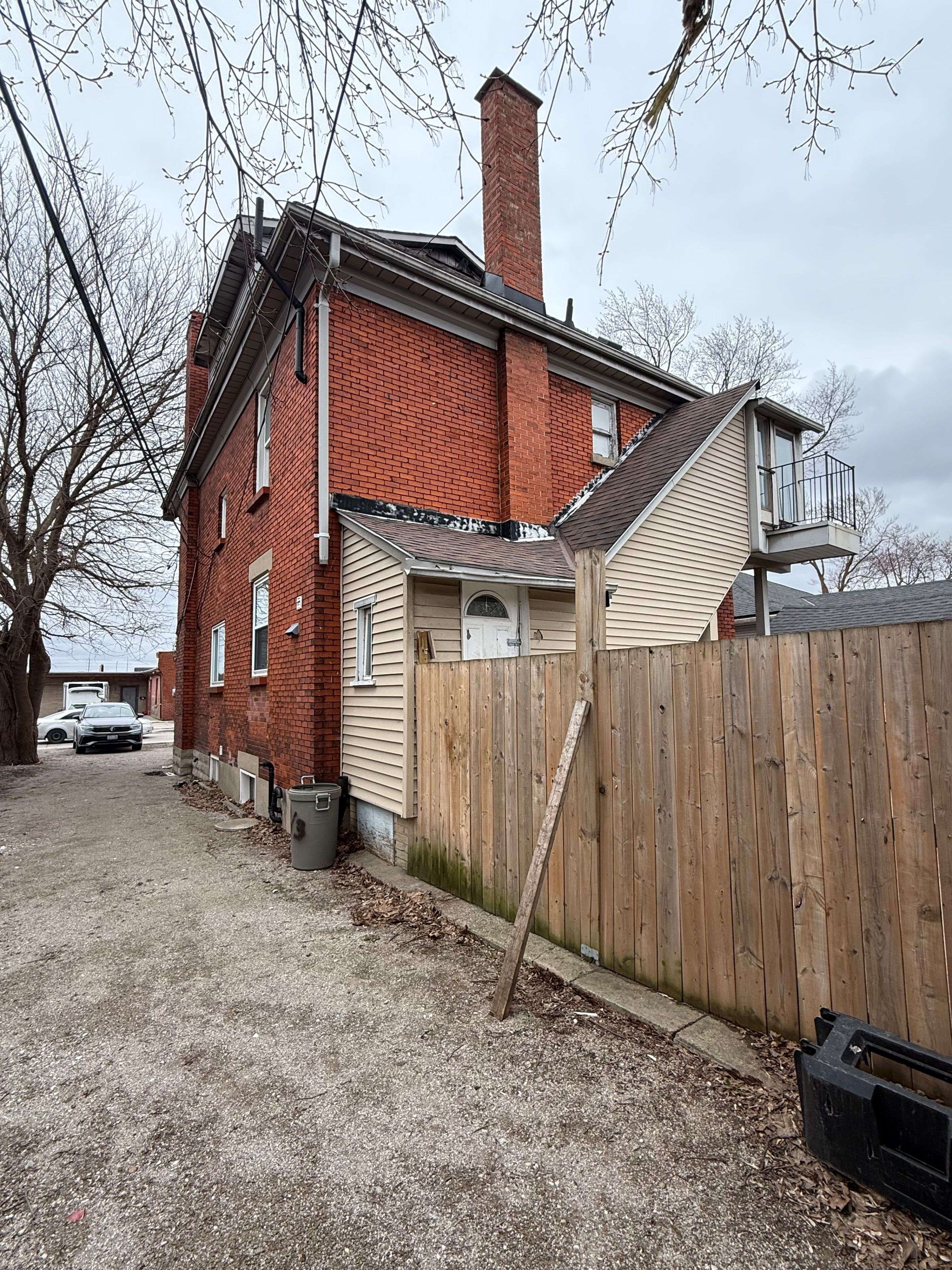 London East, ON N6B 3C2,275 William ST
