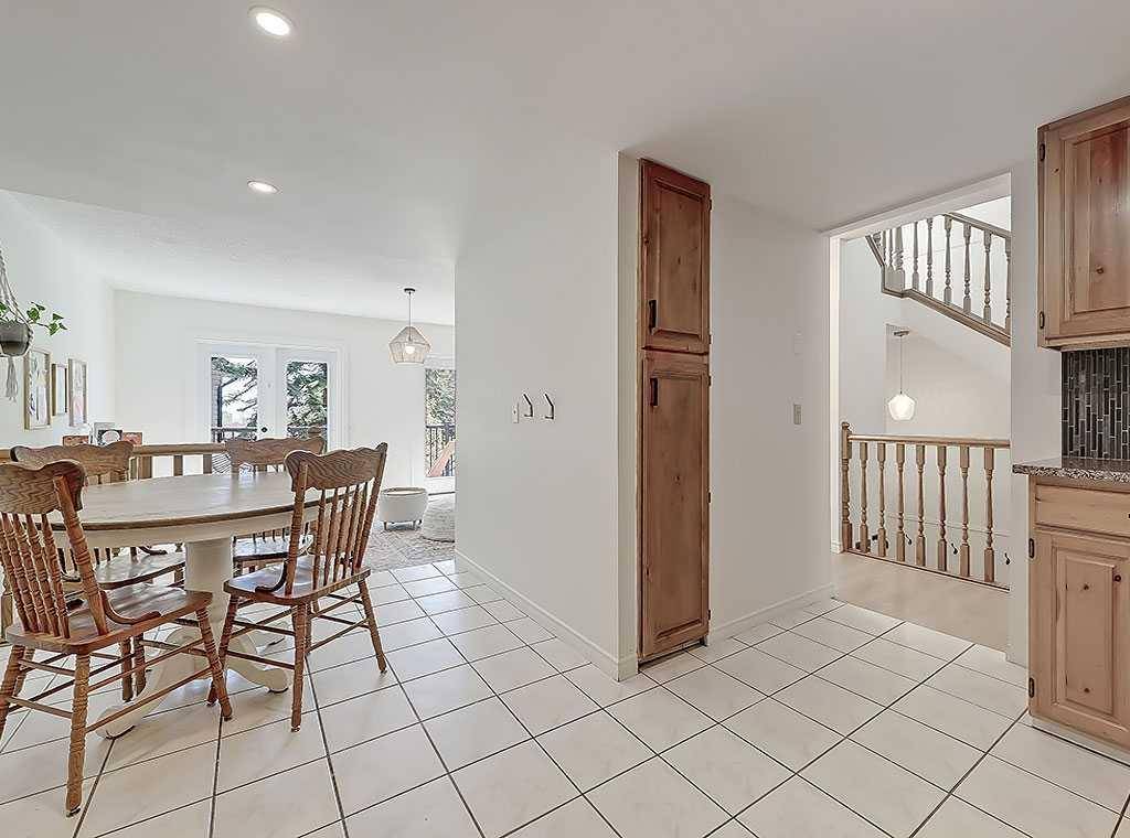 Calgary, AB T3H 1M3,448 Strathcona DR SW #4