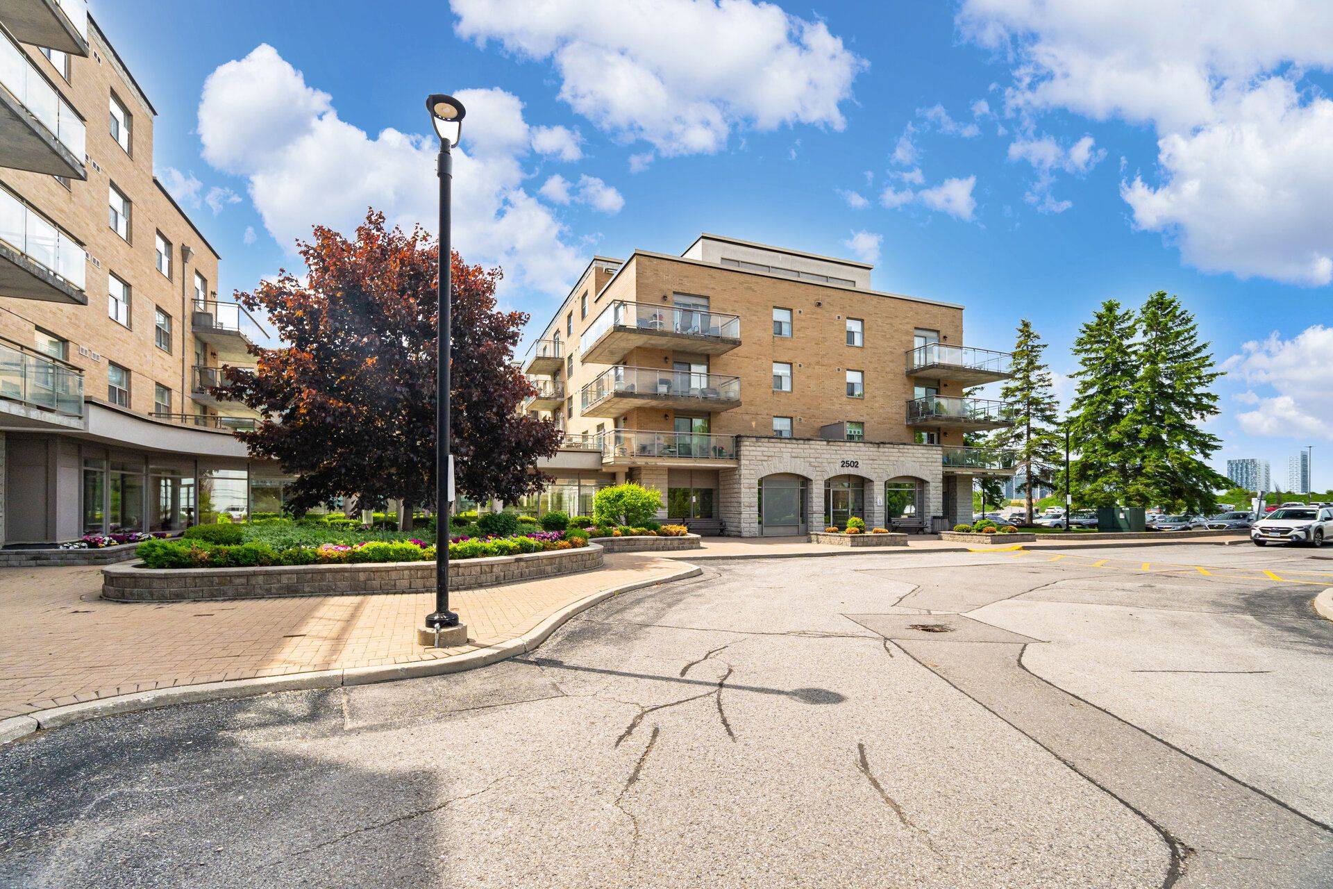 Vaughan, ON L4K 5N6,2502 Rutherford RD #201