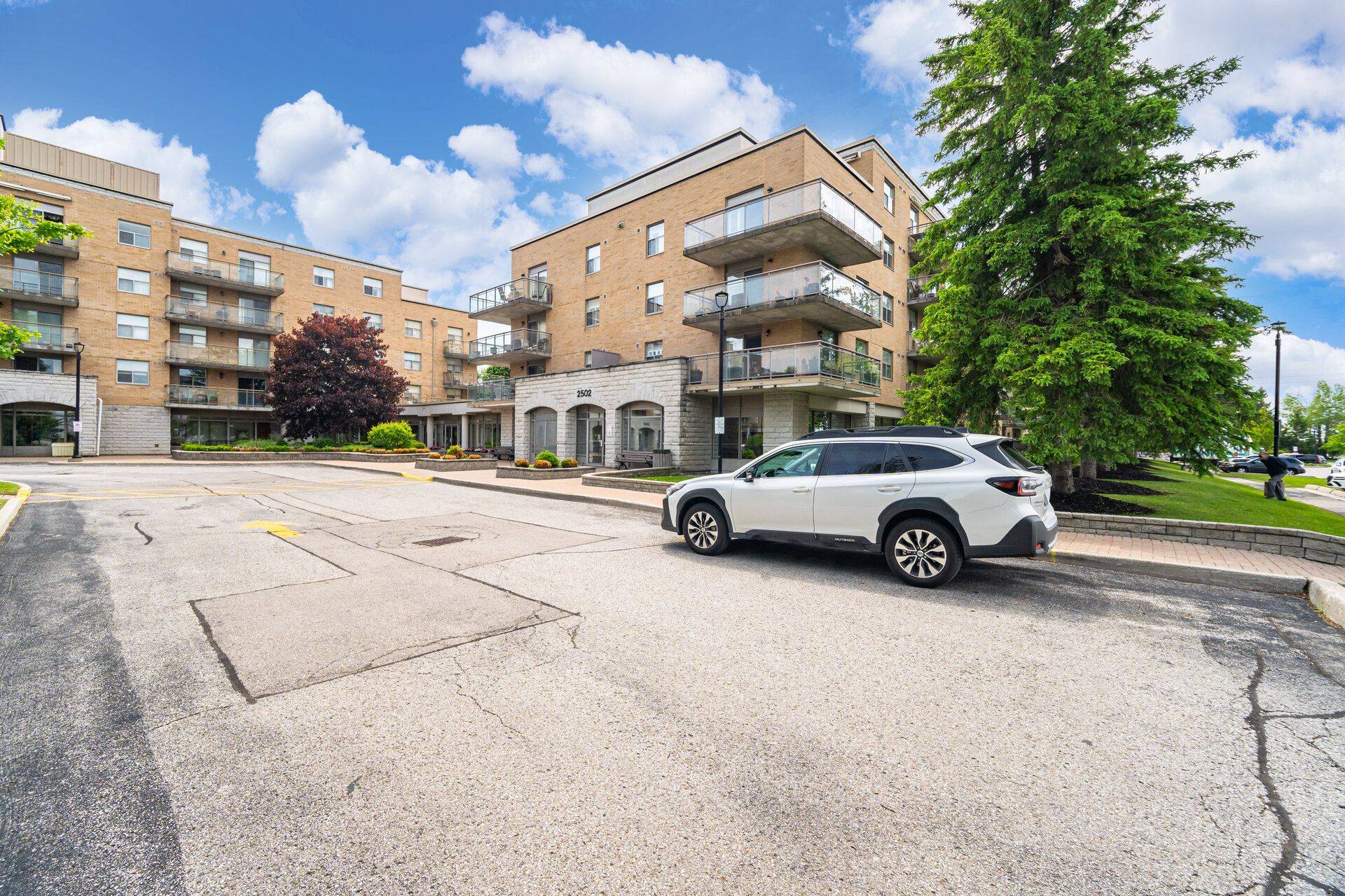 Vaughan, ON L4K 5N6,2502 Rutherford RD #201