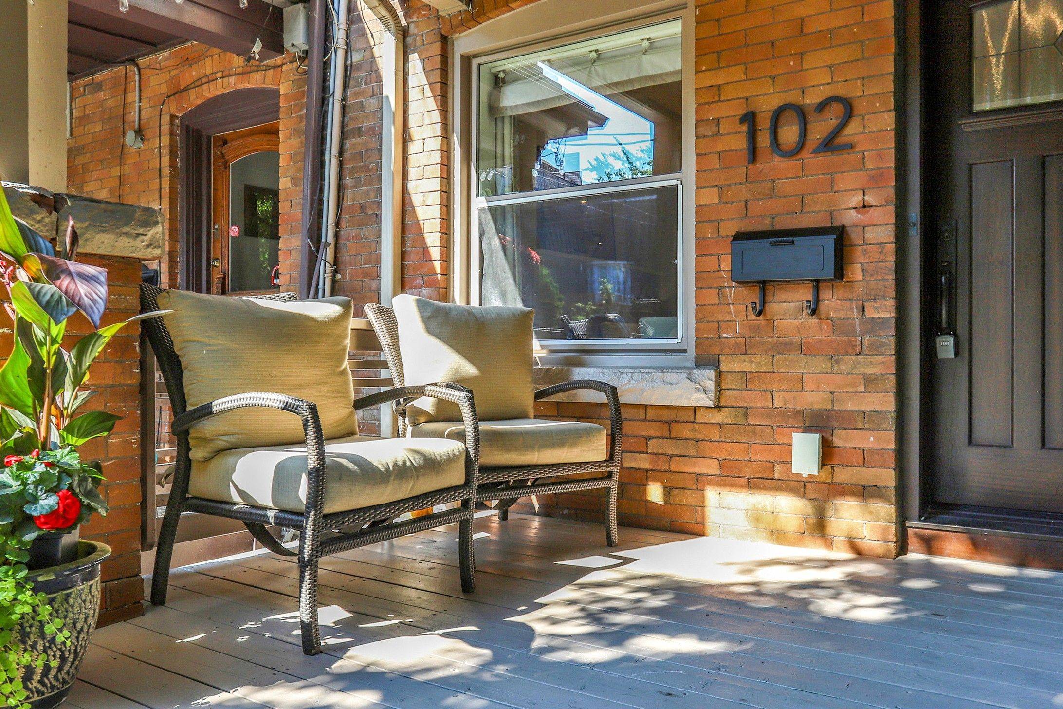 Toronto W01, ON M6R 2T2,102 Glendale AVE