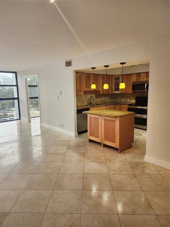 Hallandale Beach, FL 33009,400 Leslie Dr #403