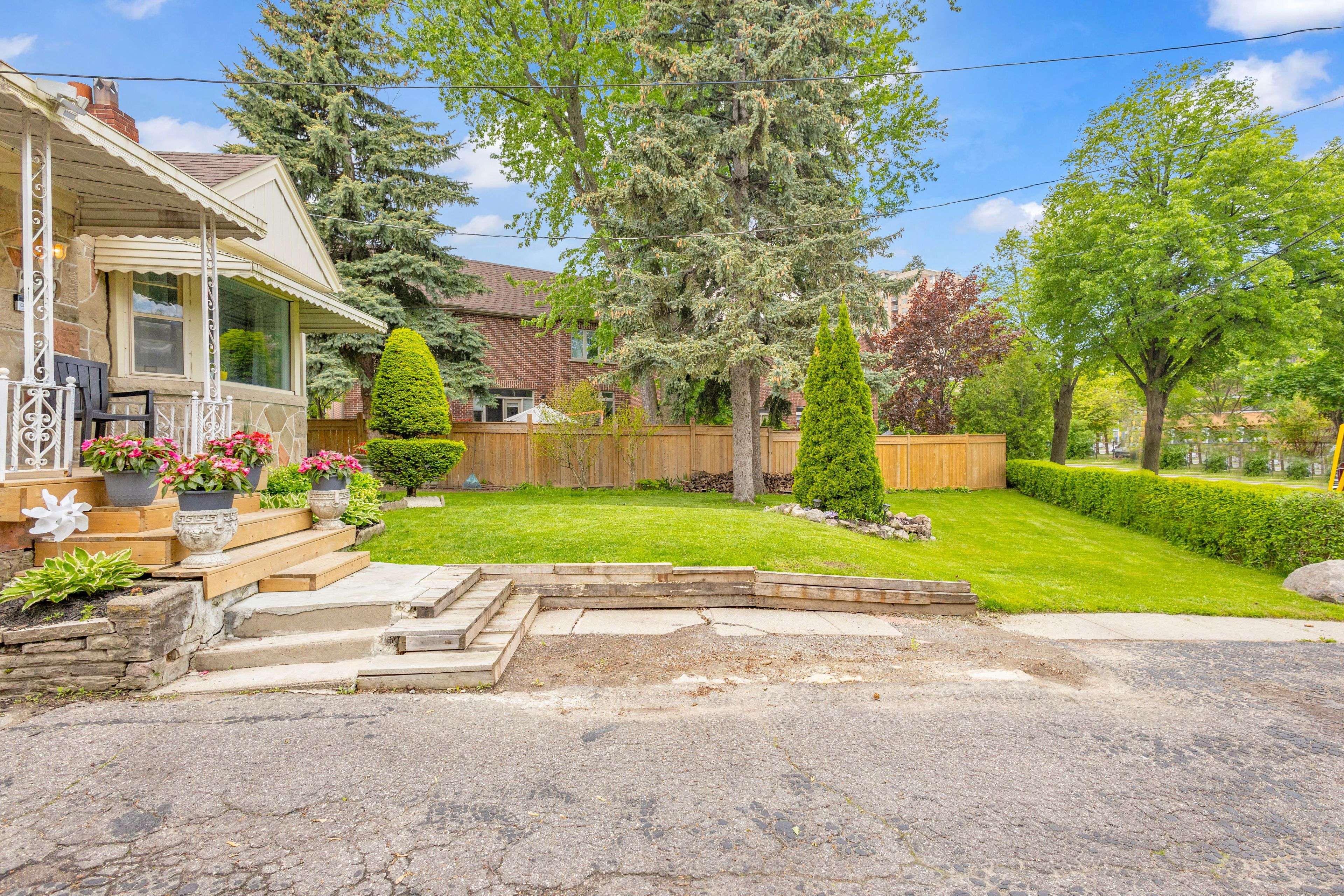 Toronto C04, ON M5M 3M5,229 Ridley BLVD