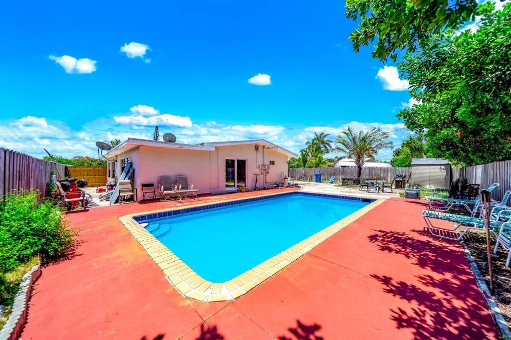 Lantana, FL 33462,907 W Bloxham Street