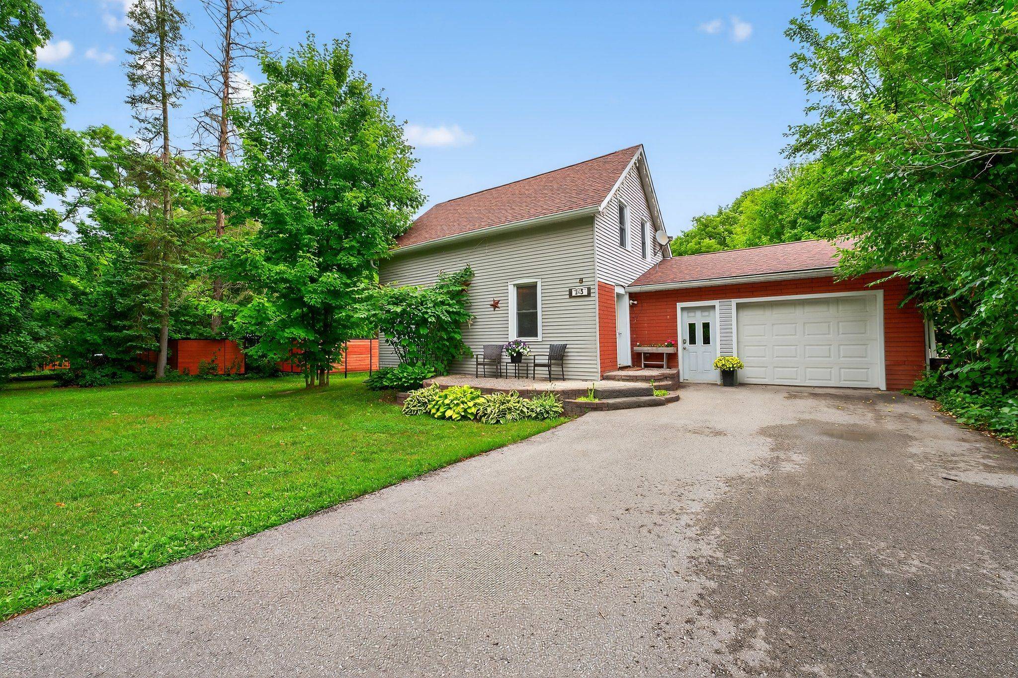 Clearview, ON L0M 1S0,243 Scott ST