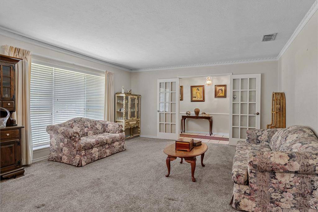 Edgewood, TX 75117,100 Royal Lane