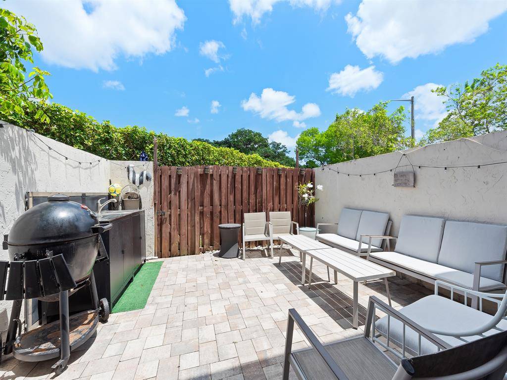 Oakland Park, FL 33309,2700 S Oakland Forest Dr #108