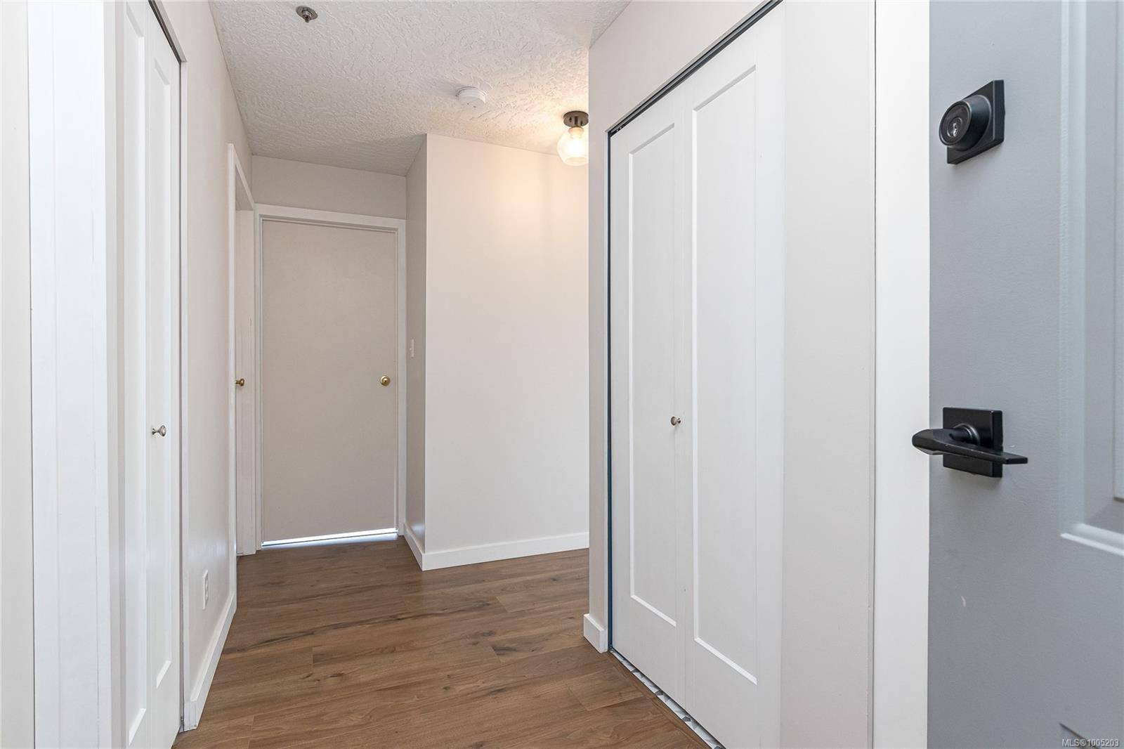 Saanich, BC V8X 1G6,3460 Quadra St #207