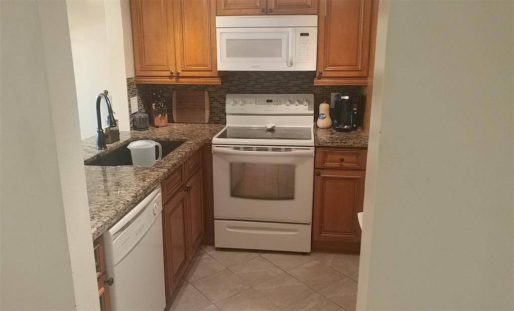 Davie, FL 33324,9230 Lagoon Pl #406