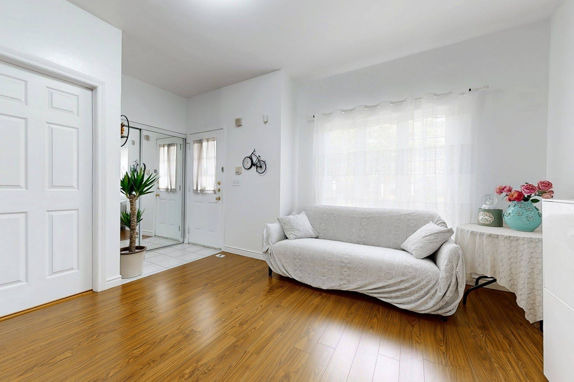 Markham, ON L3R 4G2,15 St Moritz WAY #3