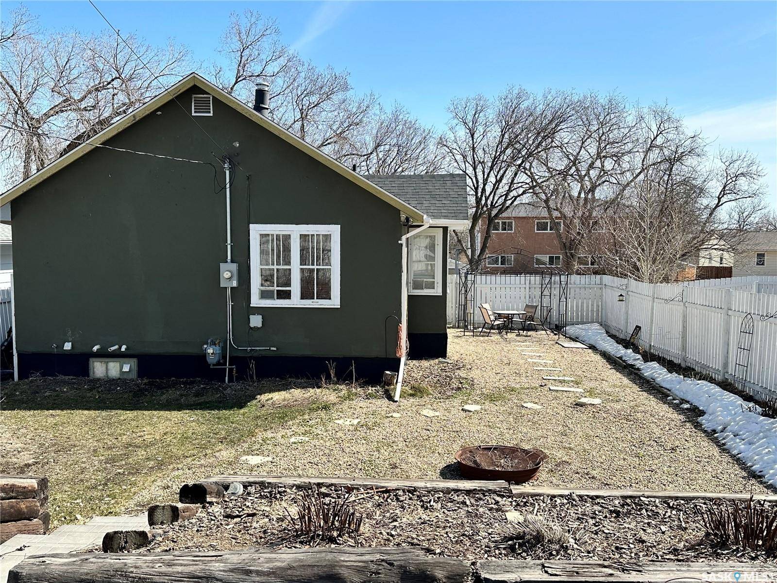 Swift Current, SK S9H 0Y3,424 6th AVENUE NW