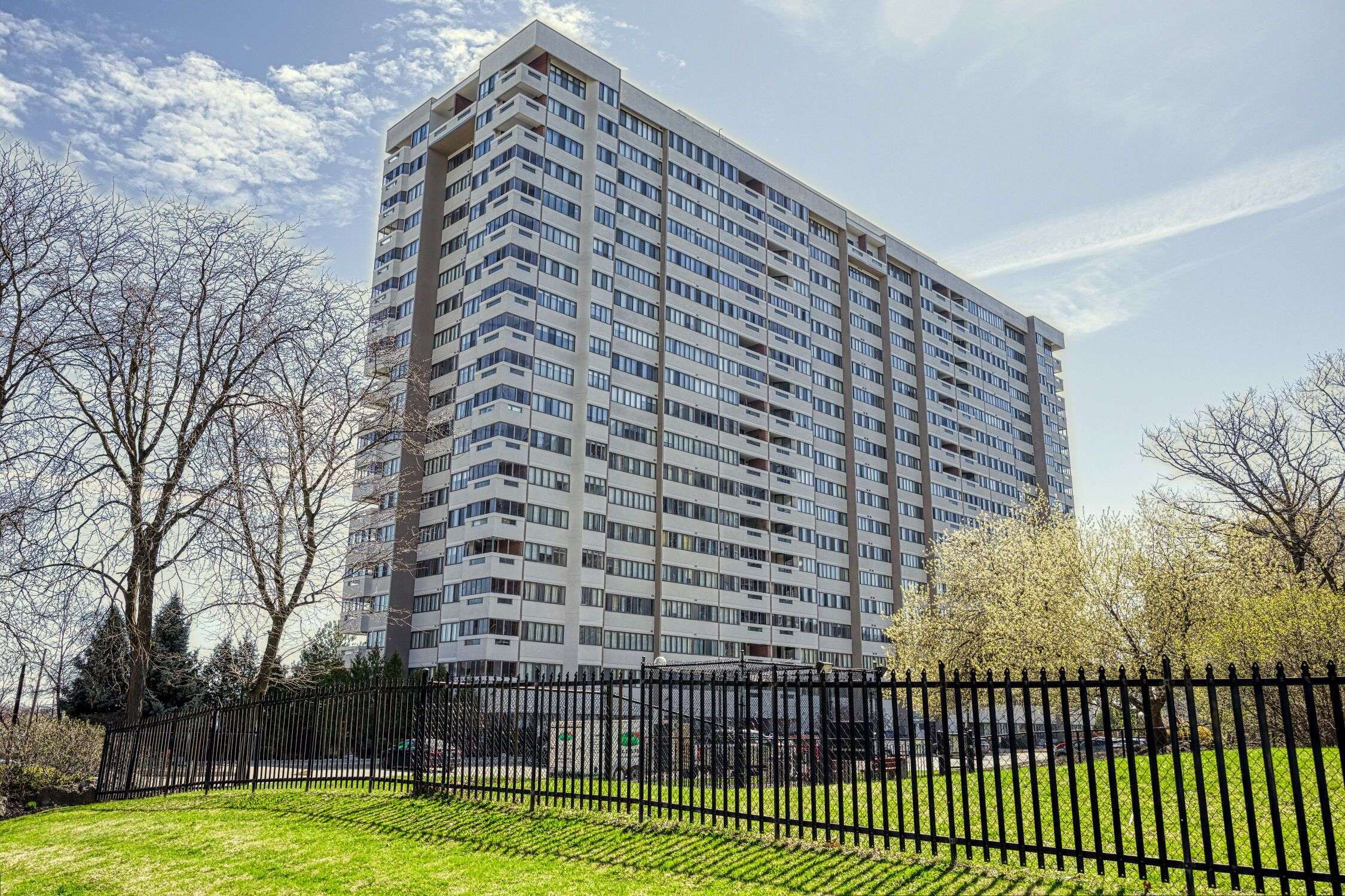 Mississauga, ON L5A 3T8,1580 Mississauga VLY #205