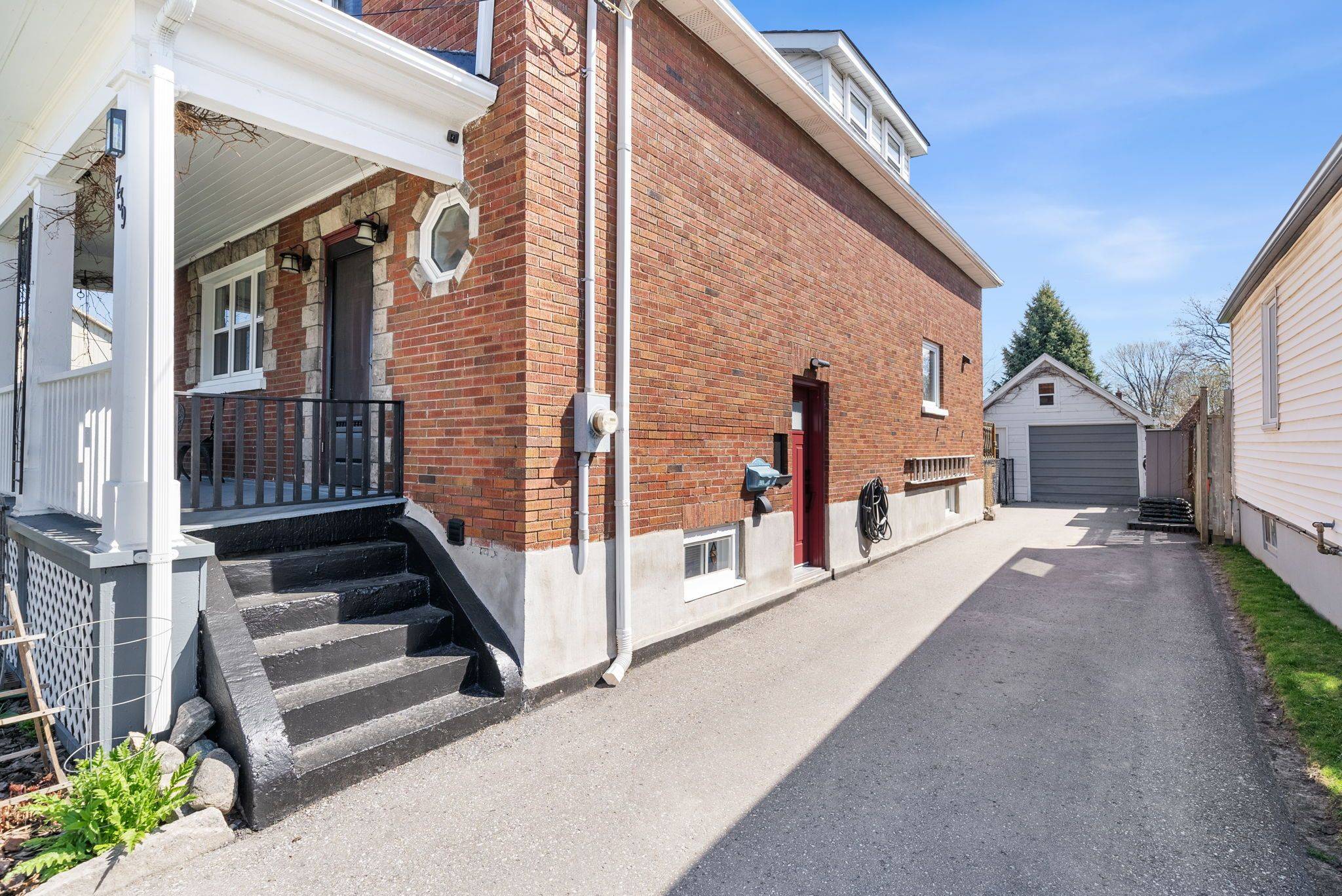Oshawa, ON L1H 4T7,739 Albert ST