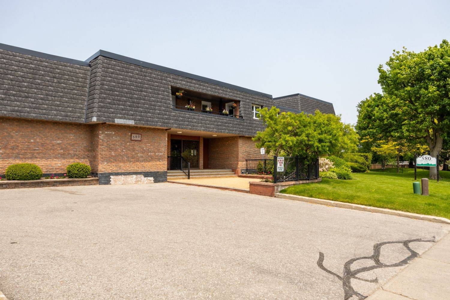 Whitby, ON L1N 2R3,580 Mary ST E #206