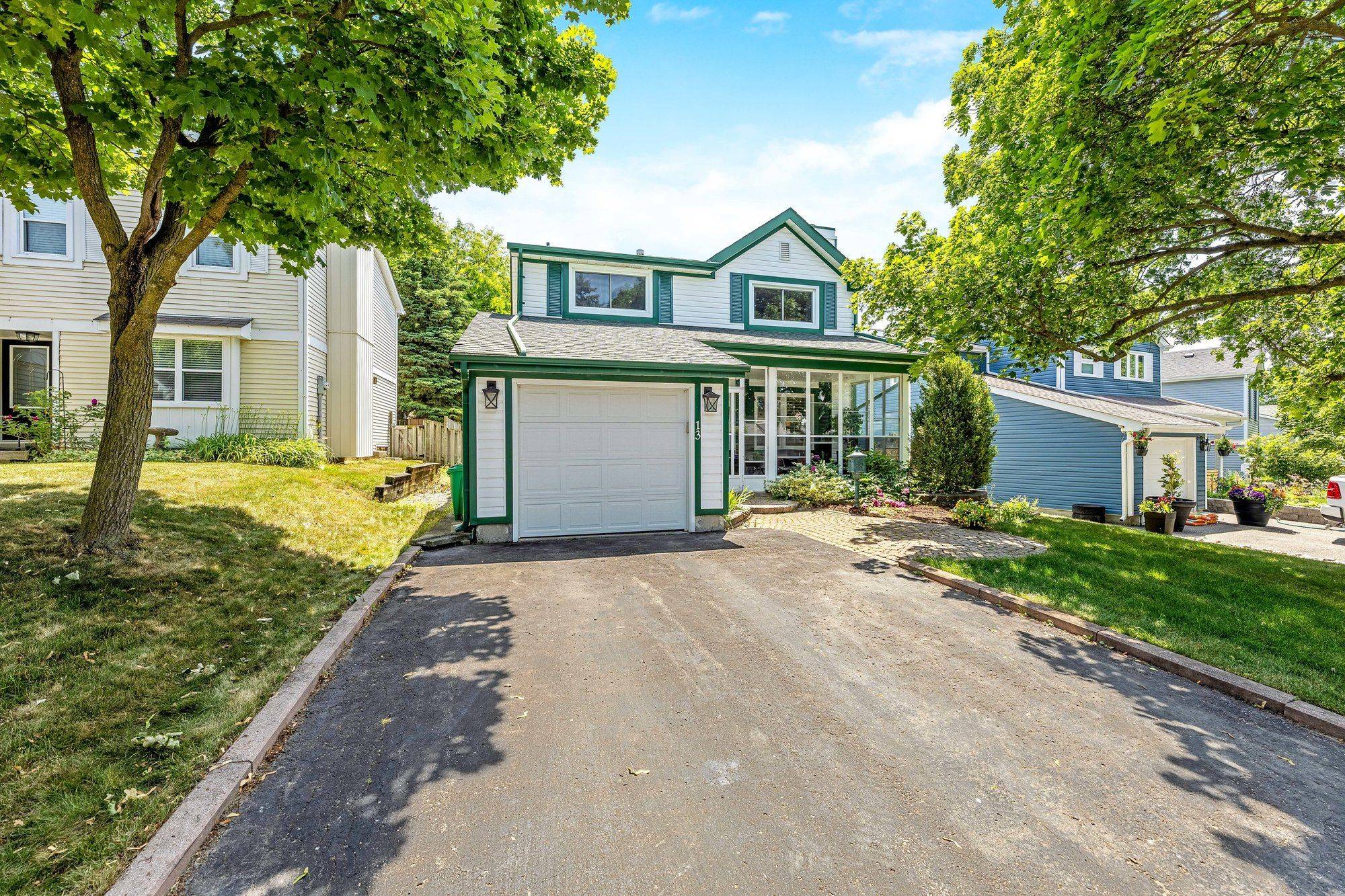 Brampton, ON L6Z 1A2,13 Blueridge SQ