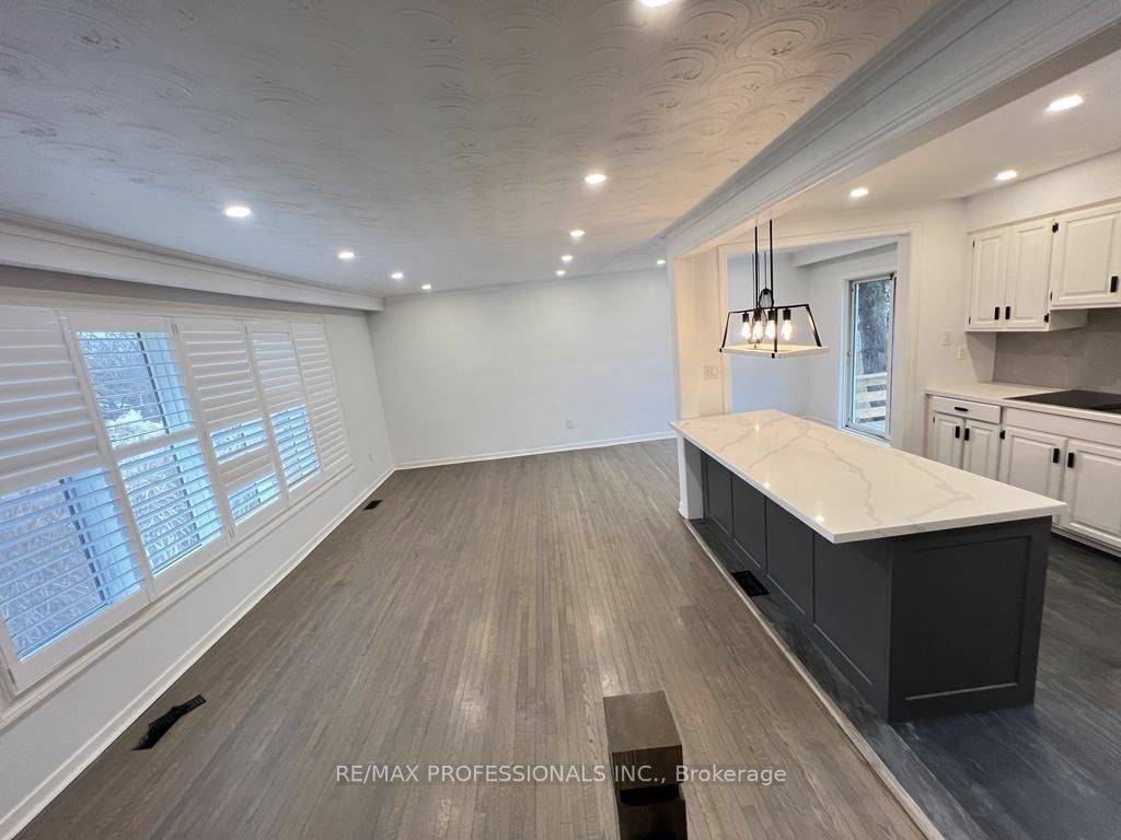 Oakville, ON L6H 1B7,15 Ridge DR