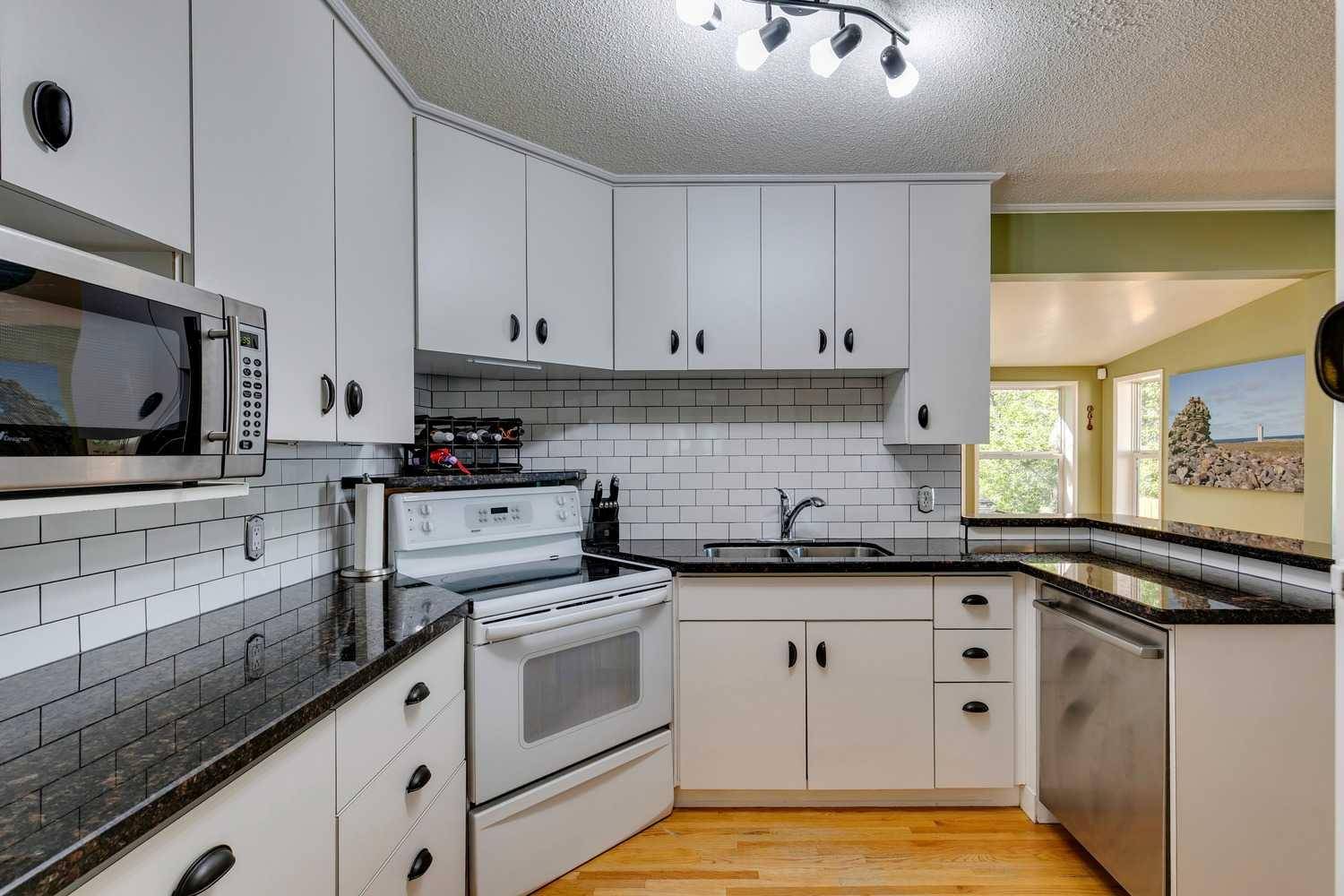 Calgary, AB T2K3K7,1015 Thorneycroft DR NW