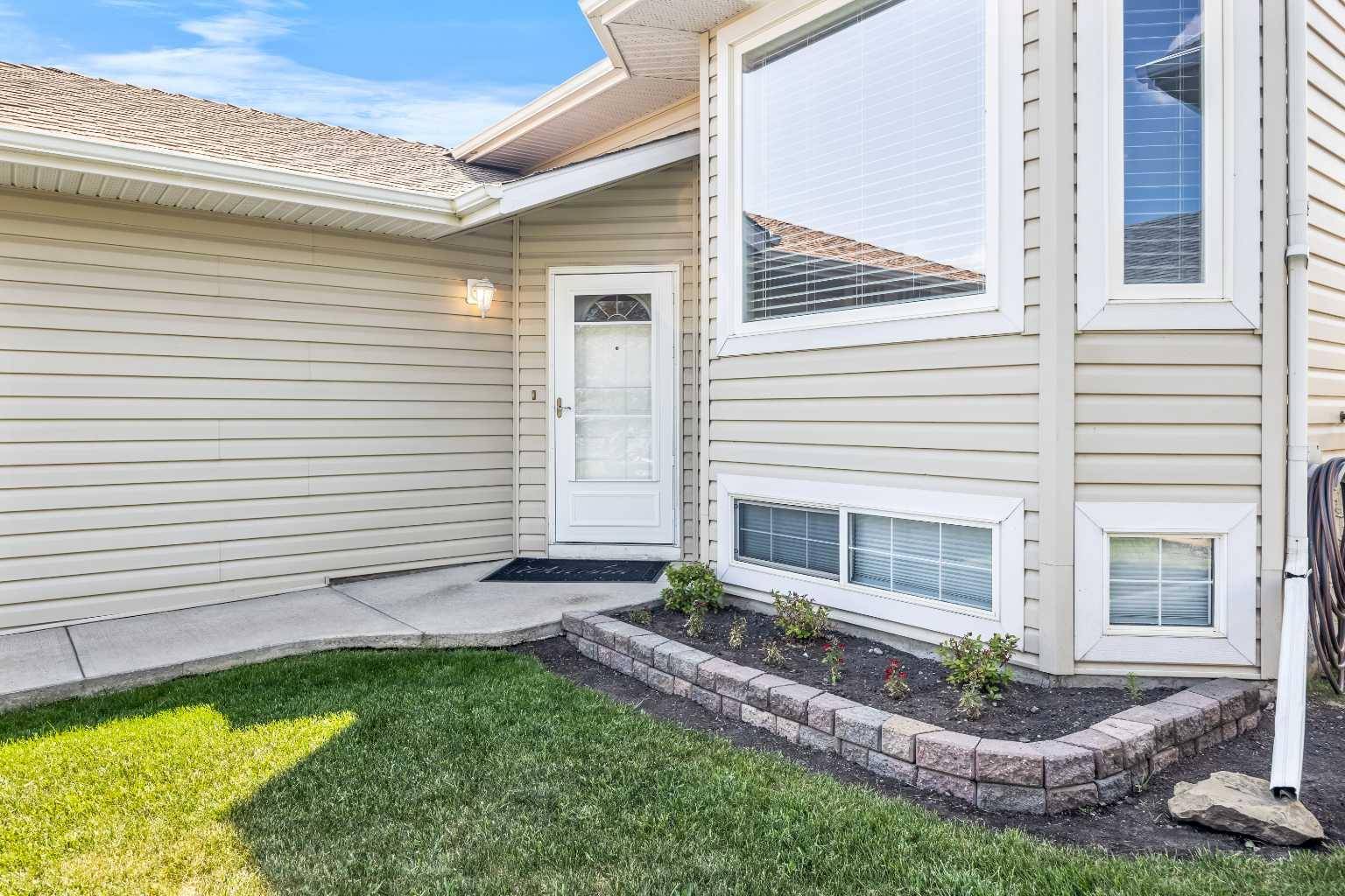 Airdrie, AB T4B 2S4,23 Willowbrook CRES NW