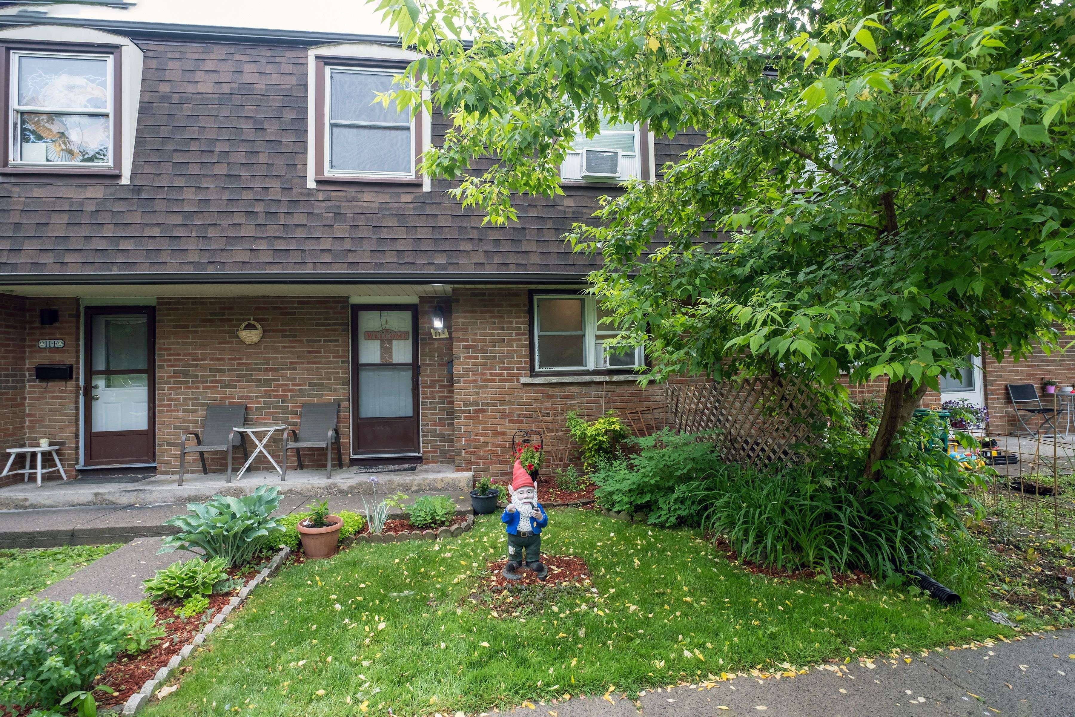 Belleville, ON K8P 2T5,60 Prince Of Wales DR #11E