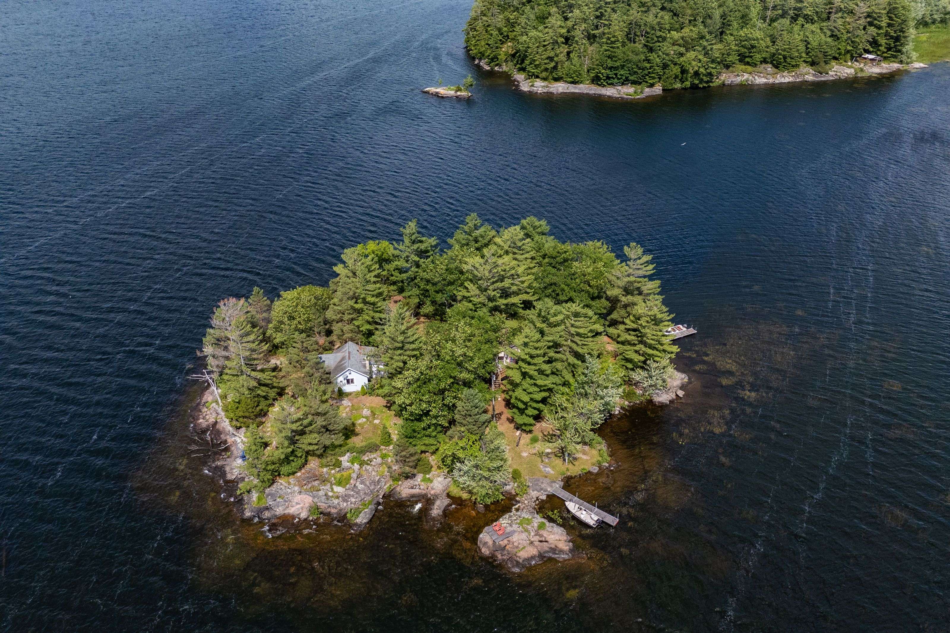 Gravenhurst, ON P1P 1R1,1 Island 2SL IS