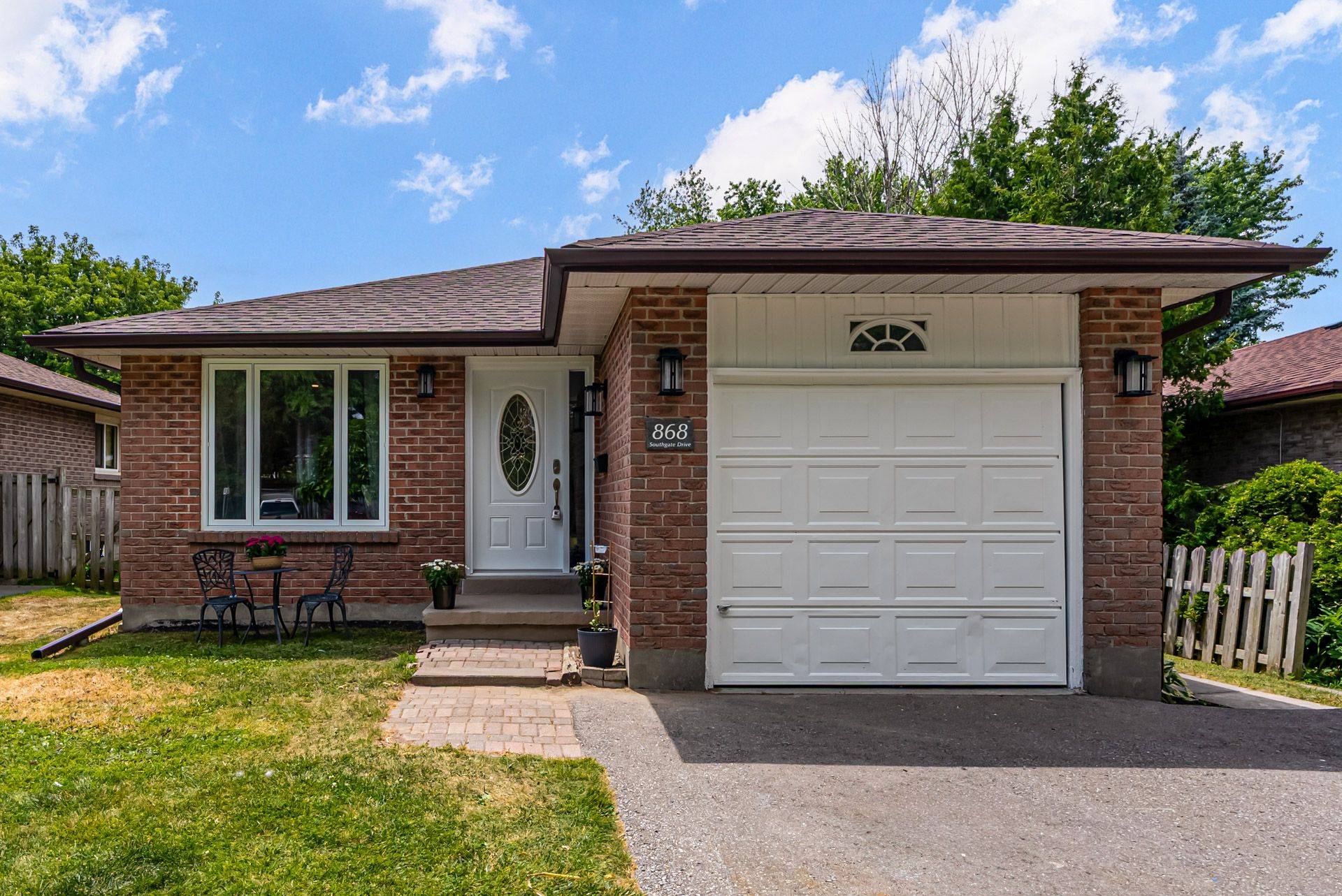 Oshawa, ON L1H 7Z9,868 Southgate DR