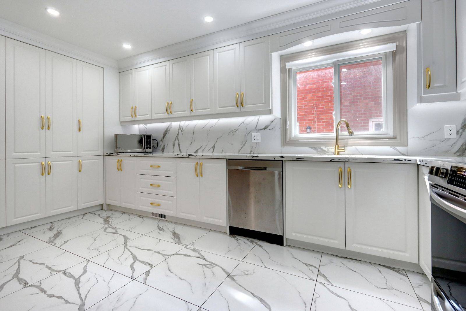 Mississauga, ON L5M 2L7,308 HILLSIDE DR