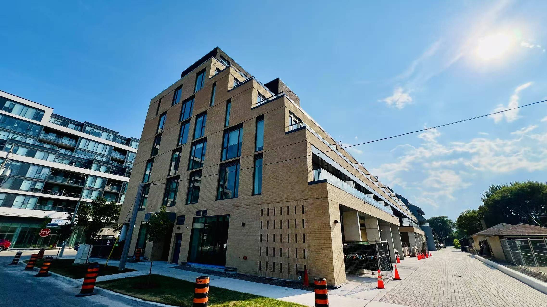 Toronto W07, ON M8Z 0H2,6 Chartwell RD #220