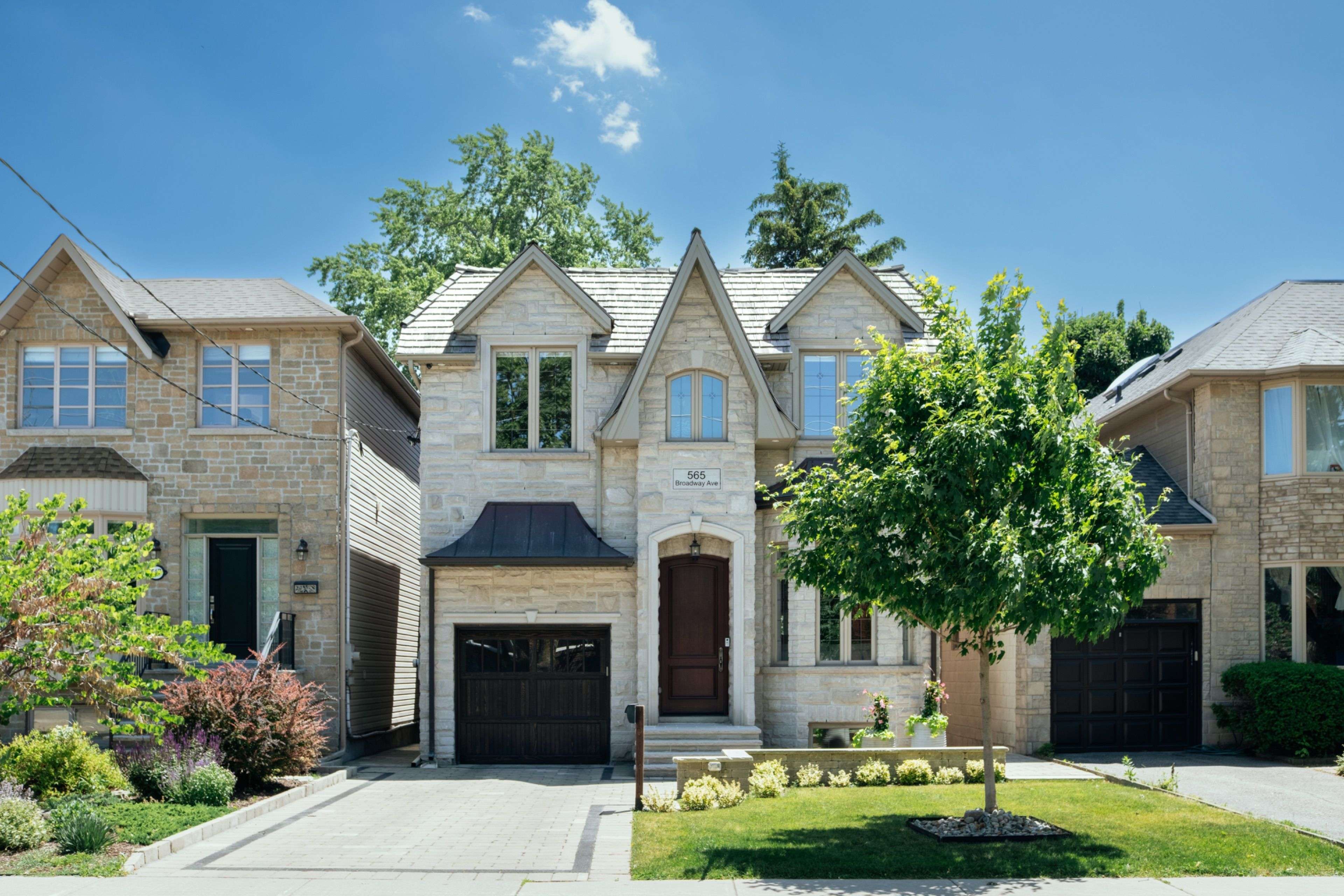 Toronto C11, ON M4G 2S2,565 Broadway AVE