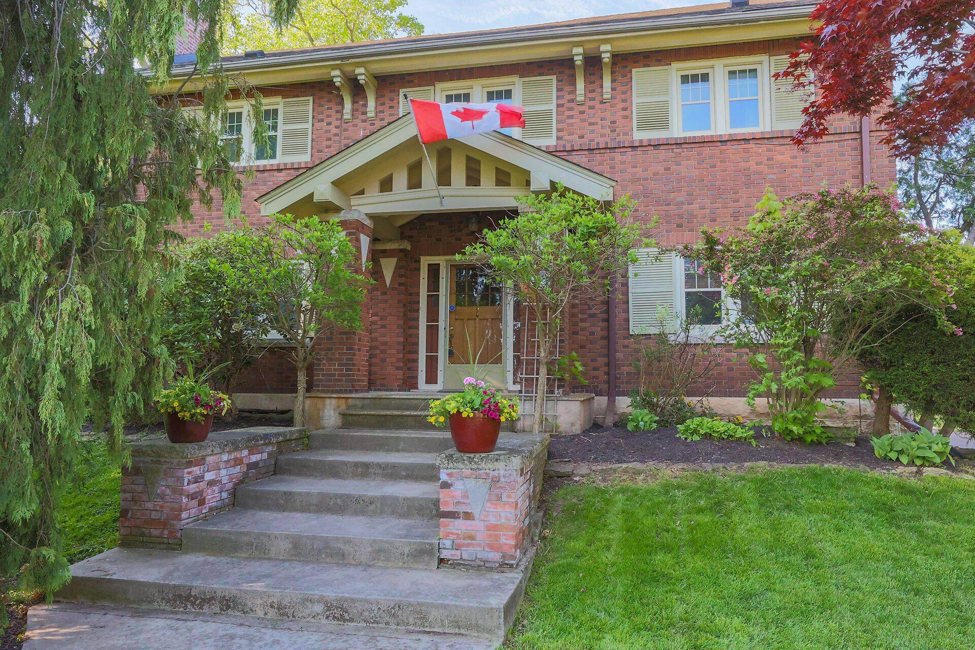Grimsby, ON L3M 1N8,102 Main ST E