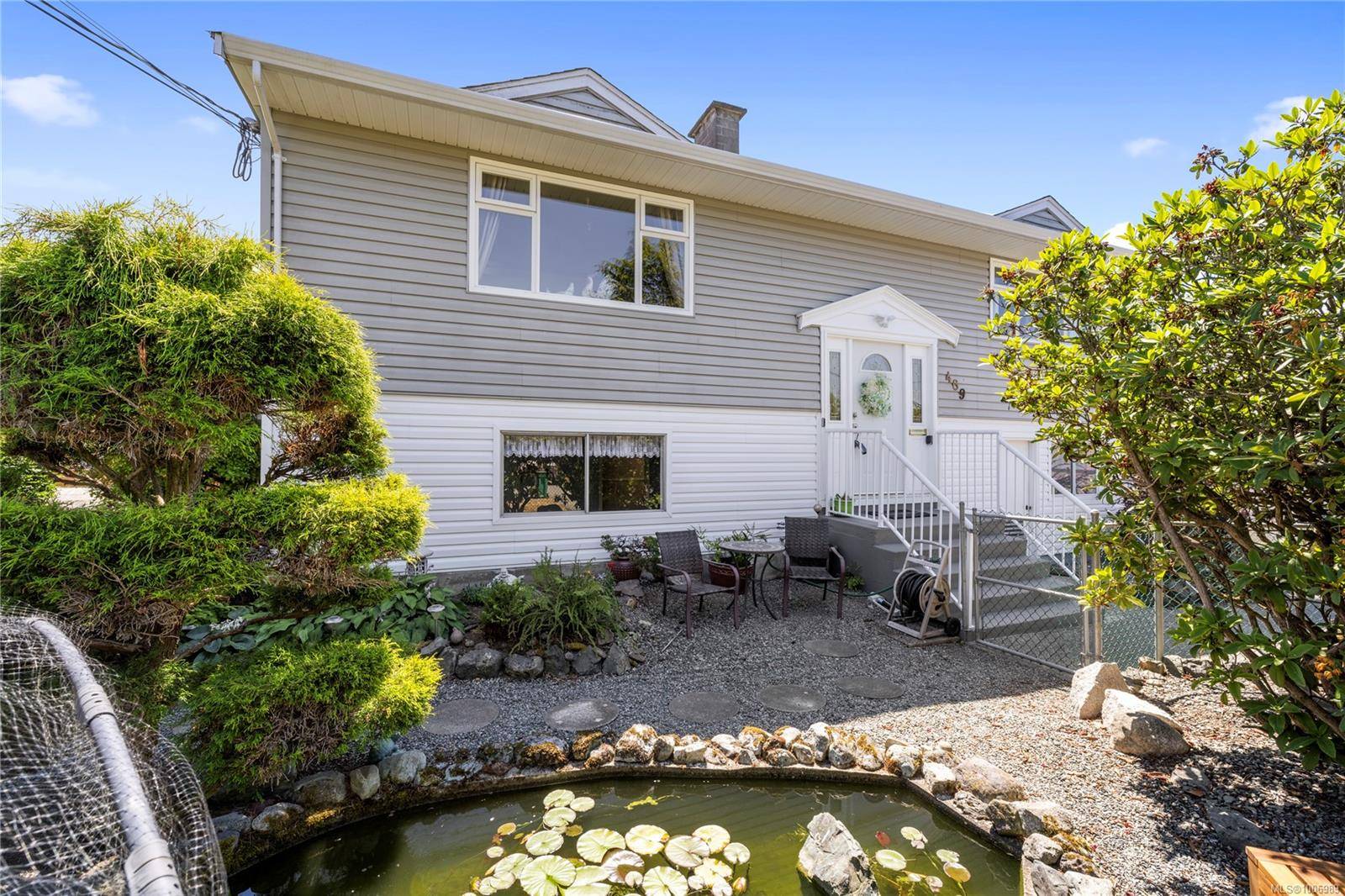 Nanaimo, BC V9R 1B8,469 Deering St