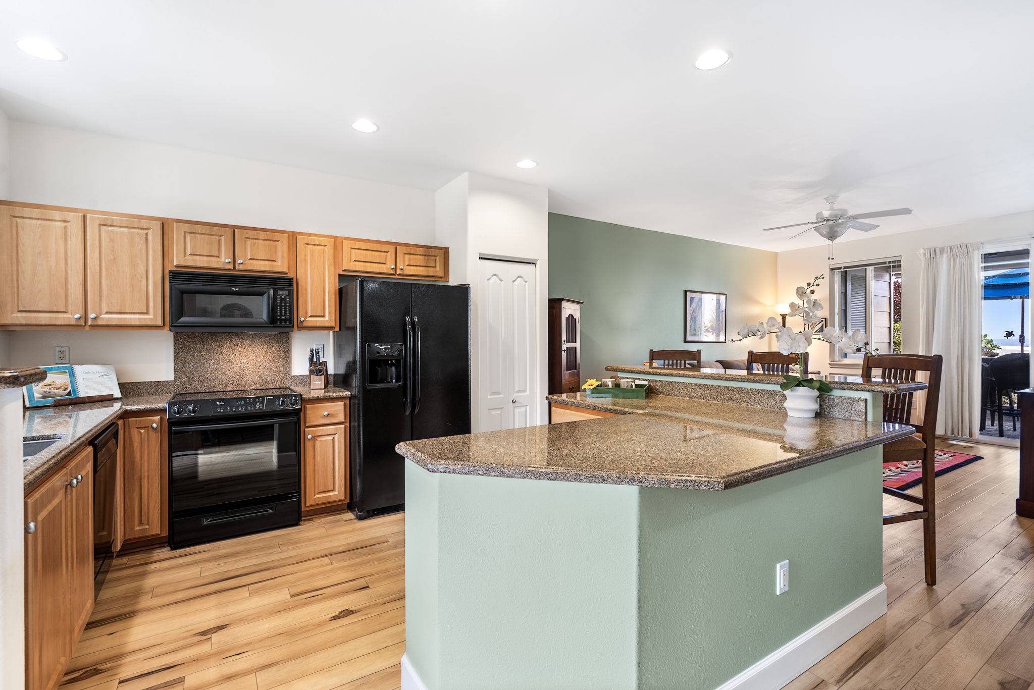 Kailua-kona, HI 96740,75-5919 ALII DR #M3