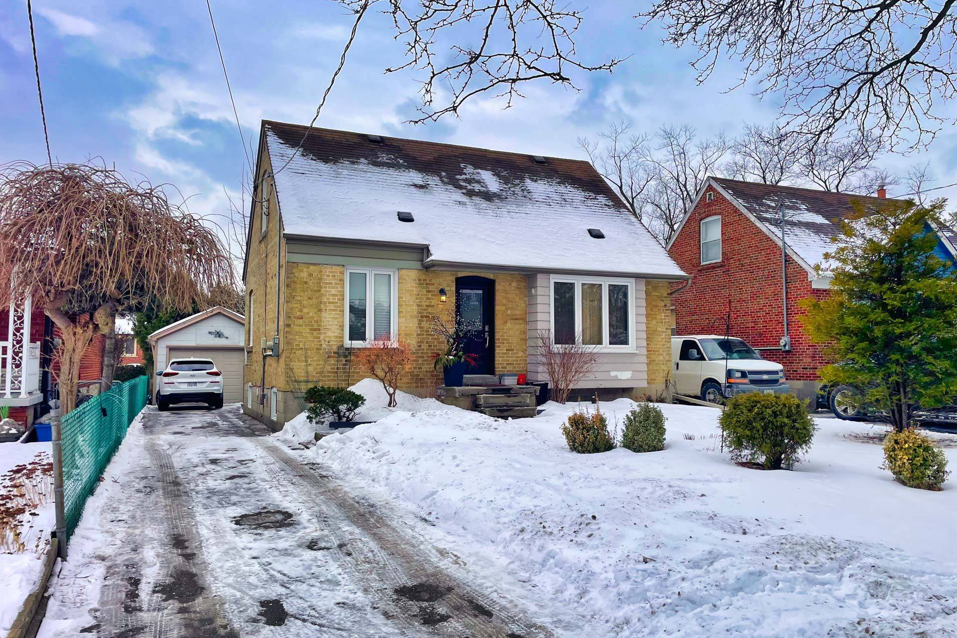 Toronto C14, ON M2M 2T6,17 Athabaska AVE