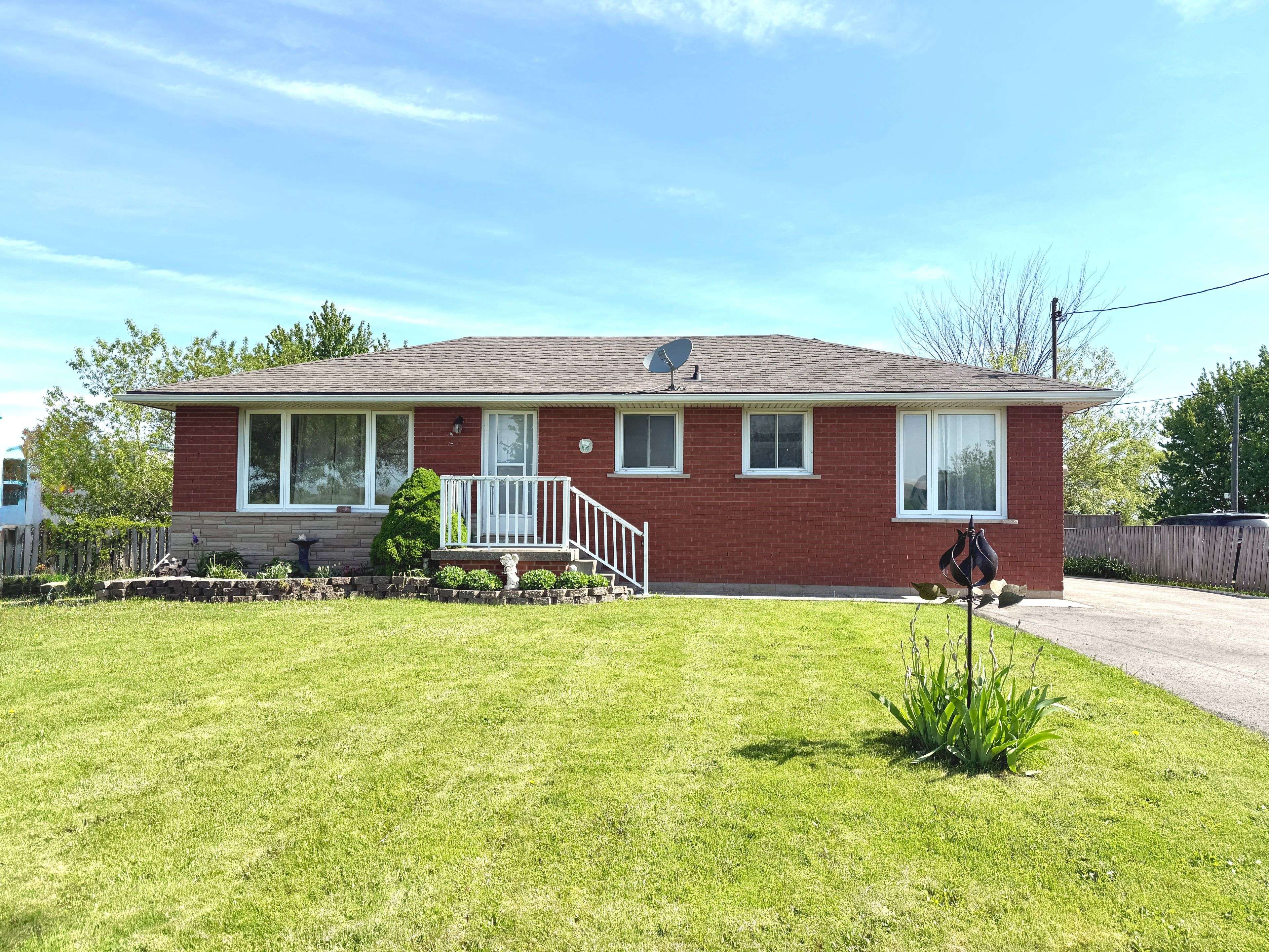 Hamilton, ON L8J 3B8,725 Mud ST E