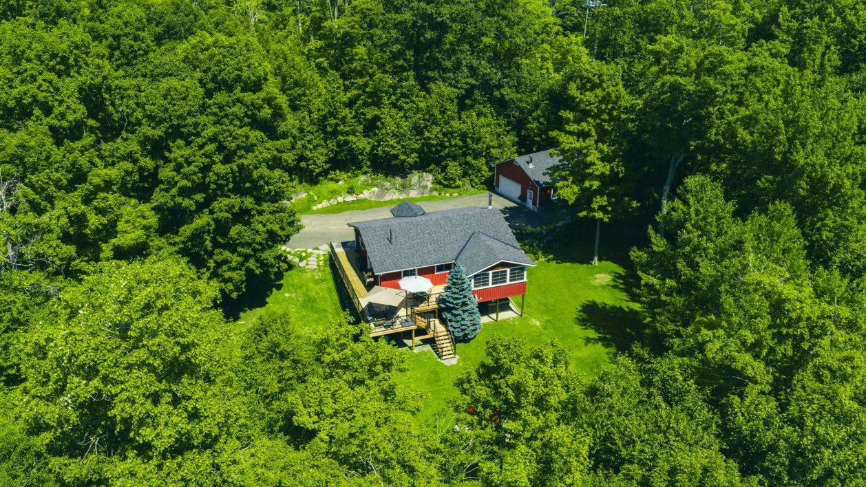 Muskoka Lakes, ON P0B 1J0,1126 Eveleigh RD