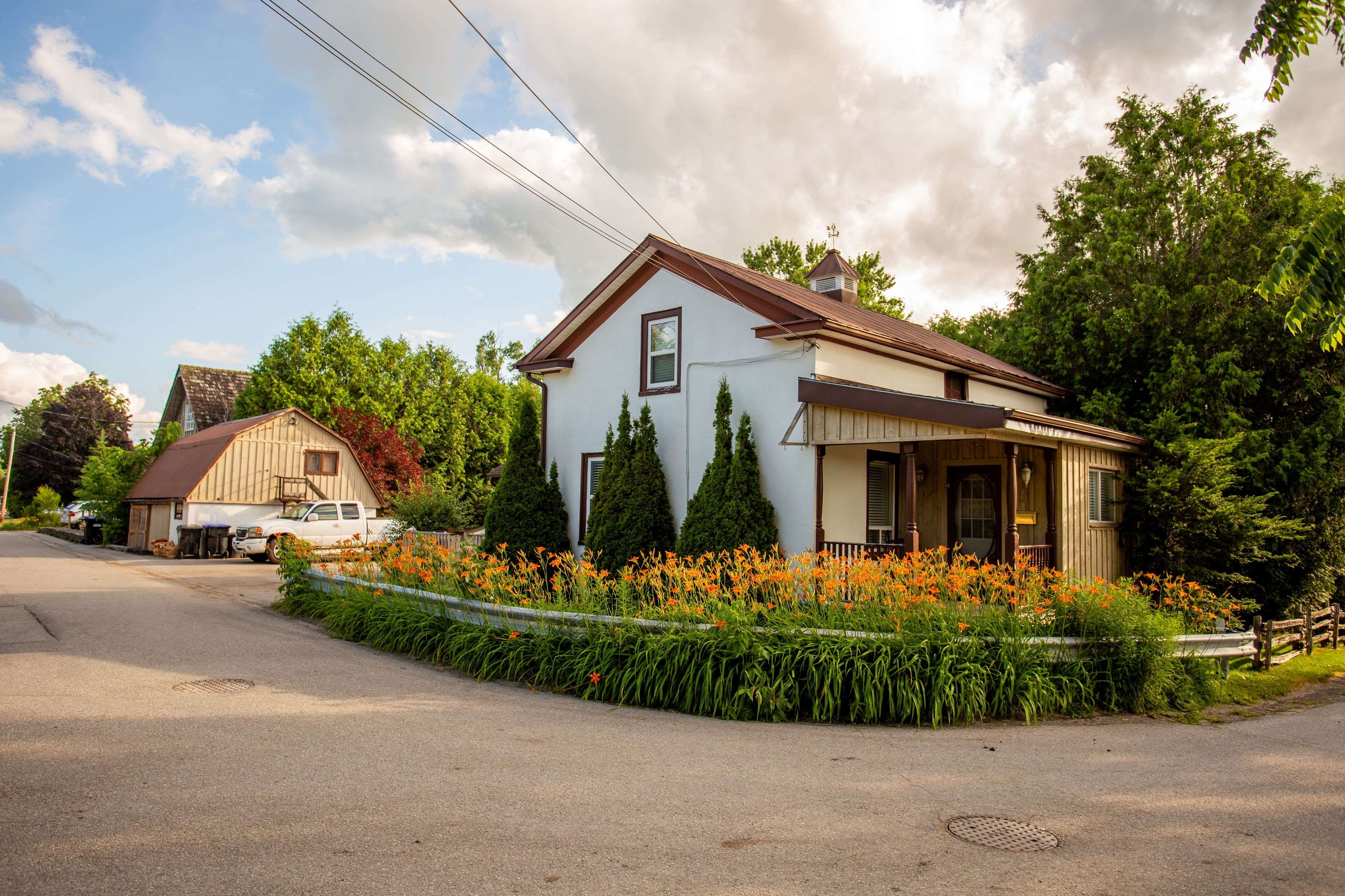 Innisfil, ON L0L 1L0,5 East John ST N