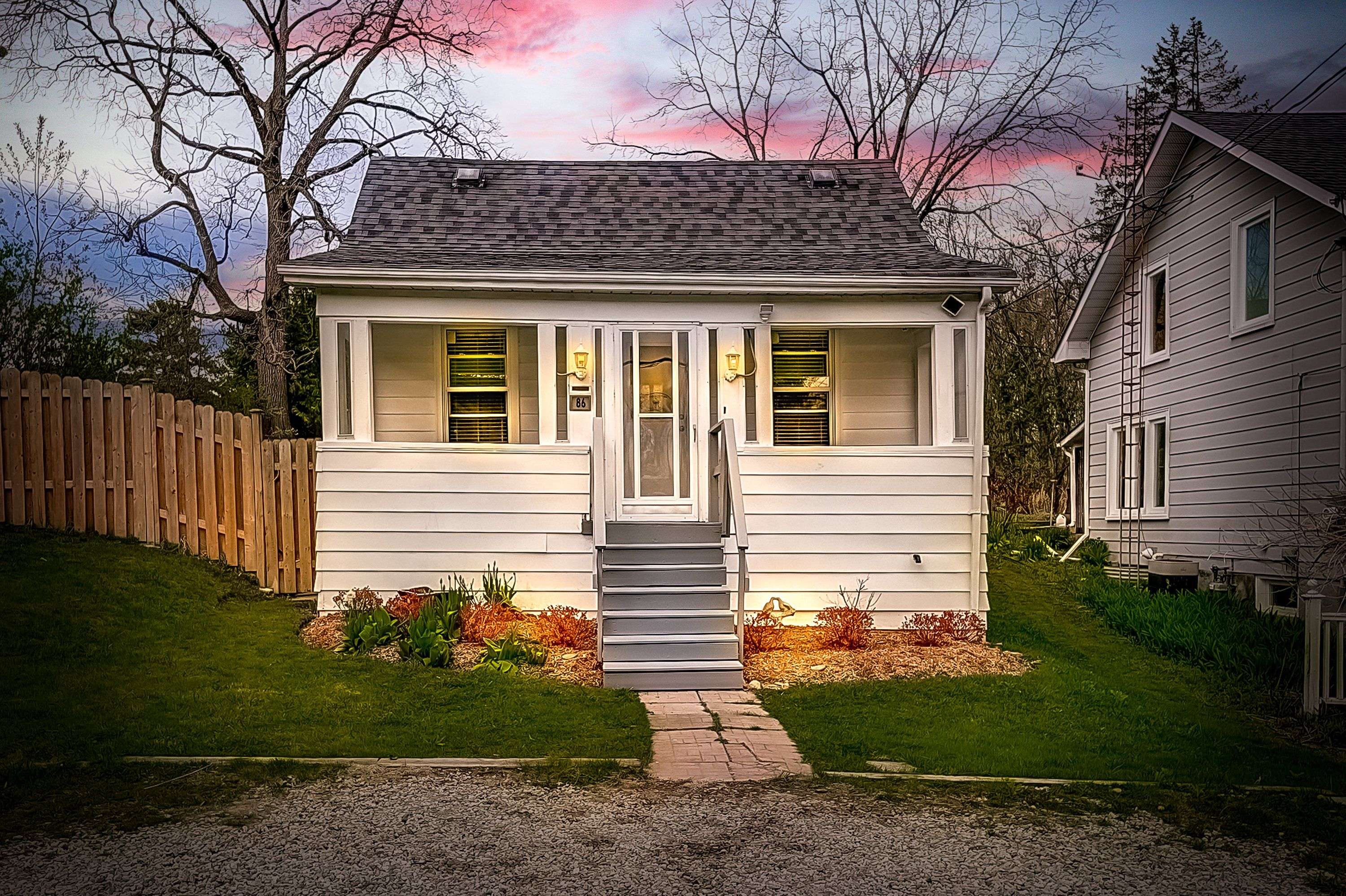 Aurora, ON L4G 2P8,86 Temperance ST