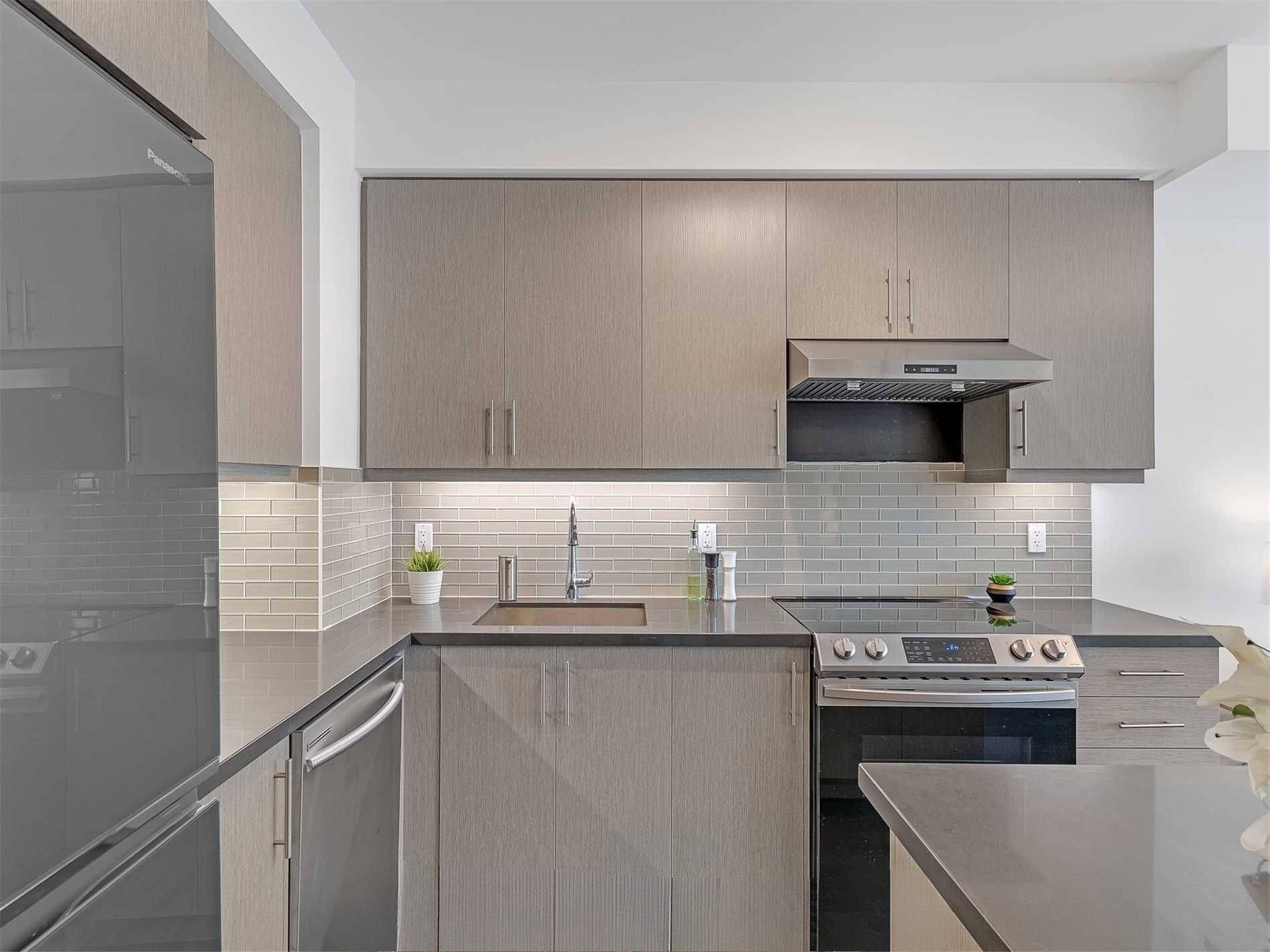 Richmond Hill, ON L4B 0H3,75 Oneida CRES #1610