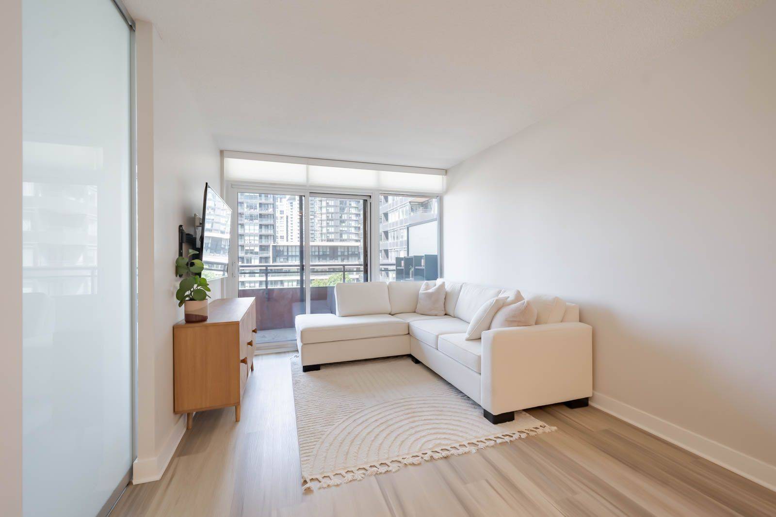 Toronto C01, ON M5V 3Y9,4K Spadina AVE E #825