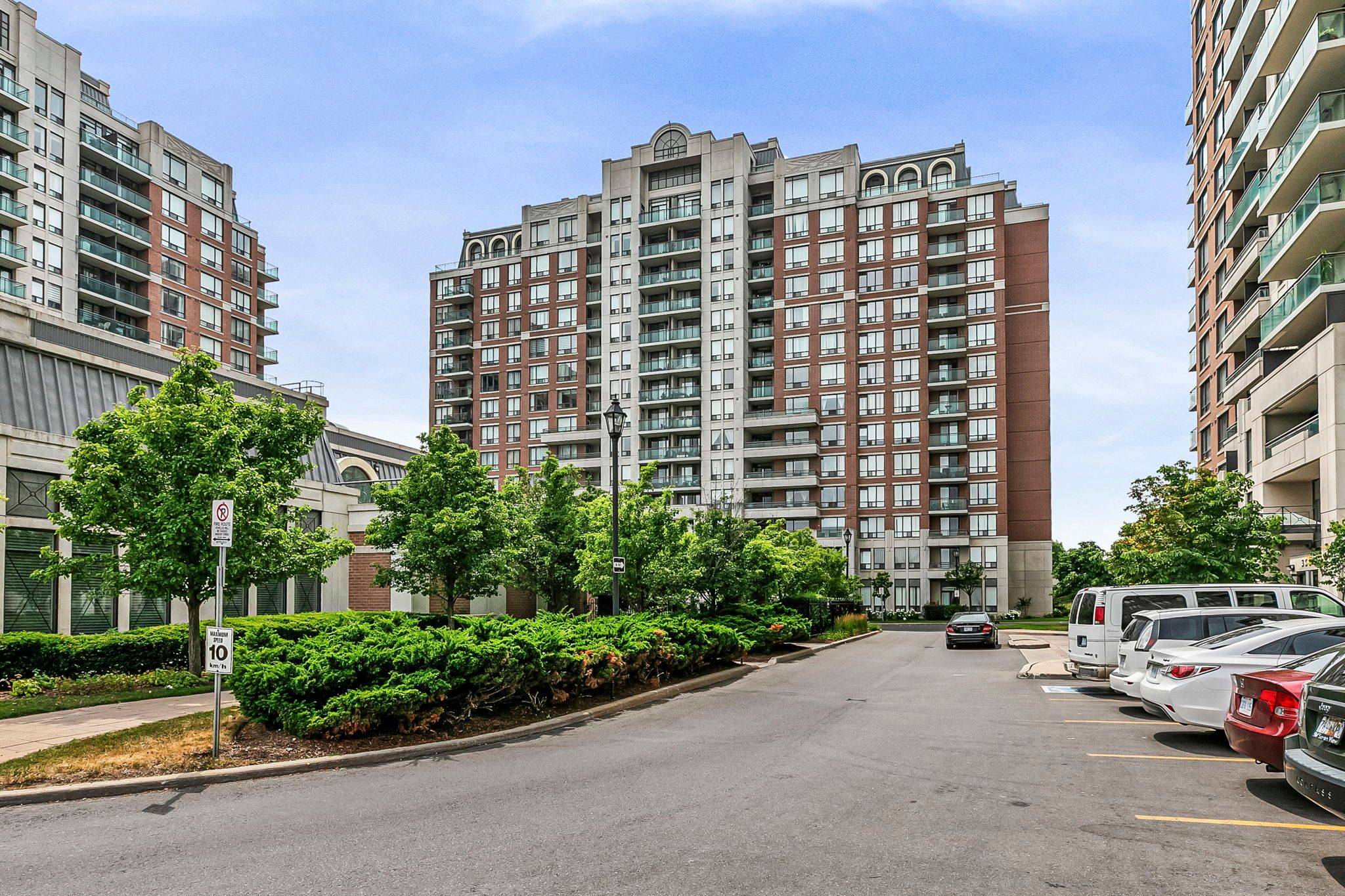 Richmond Hill, ON L4C 0T6,330 Red Maple RD #602