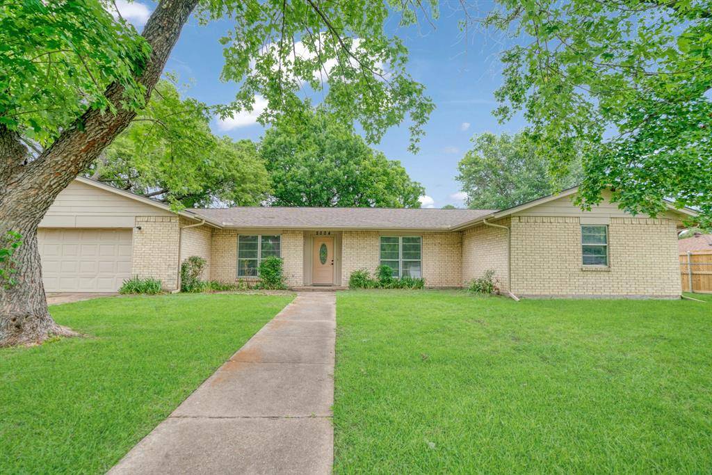 Bonham, TX 75418,2004 Blue Bird Circle