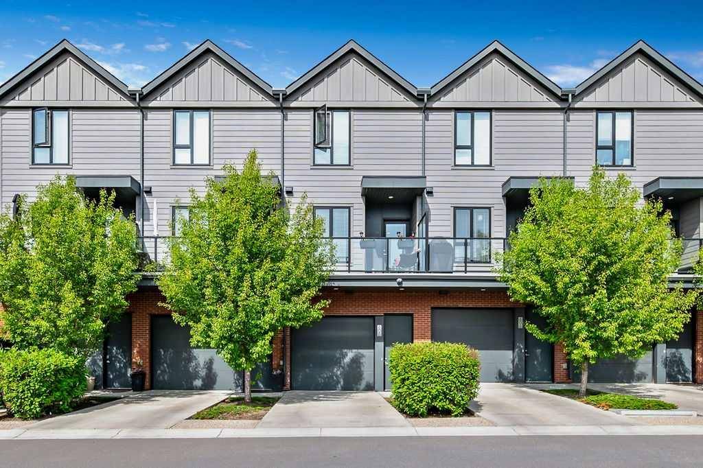 Okotoks, AB T1S5R1,608 Drake Landing Wynd