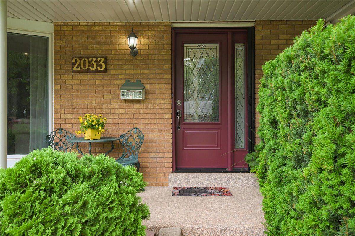 Oakville, ON L6L 2V1,2033 Saxon RD