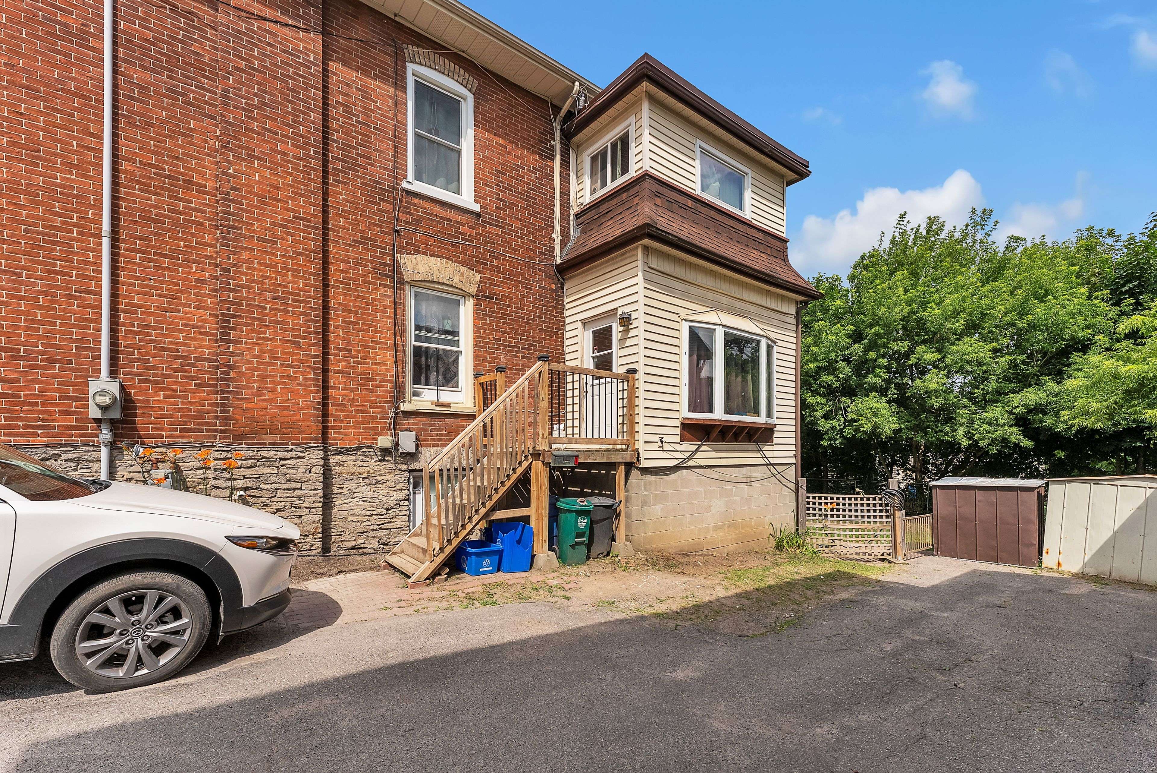 Belleville, ON K8P 1L5,44 Catharine ST