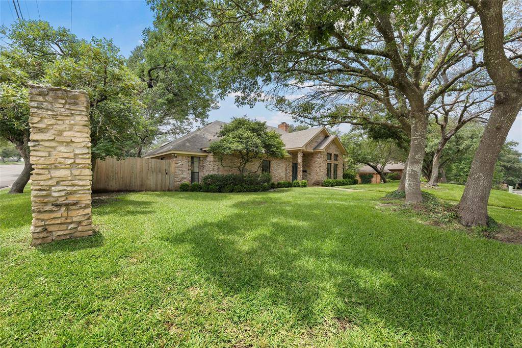 Woodway, TX 76712,800 Wooded Crest Drive