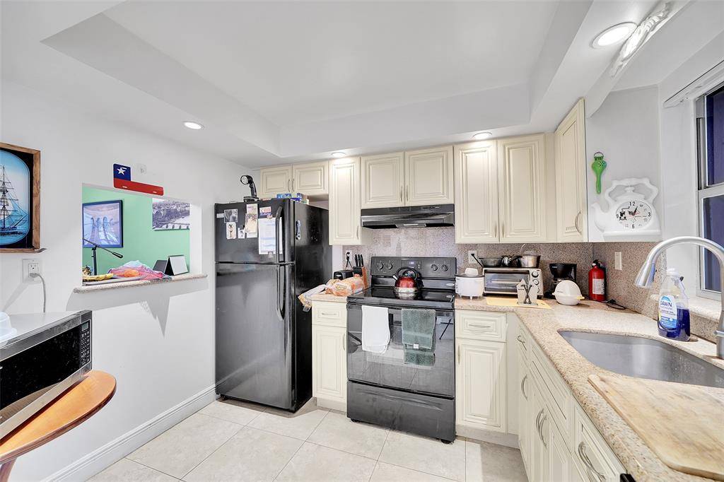 Sunrise, FL 33322,9401 Sunrise Lakes Blvd #111