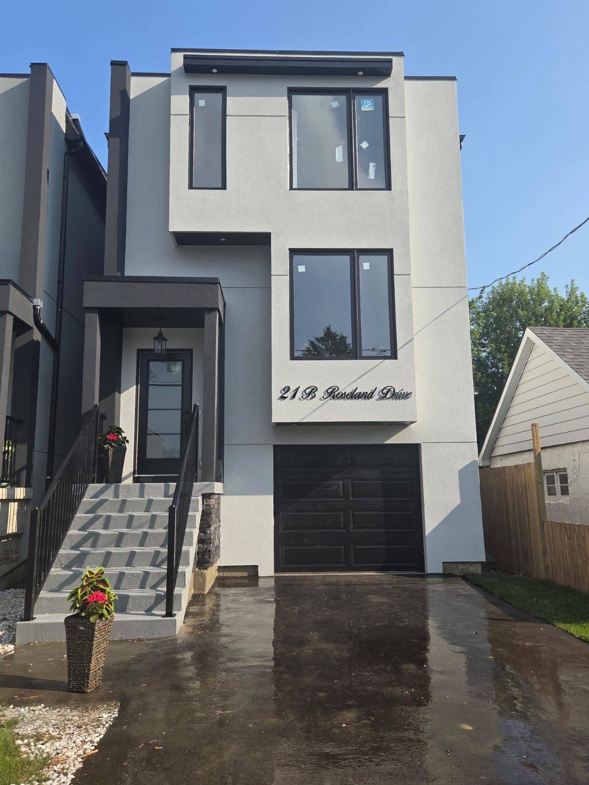 Toronto W06, ON M8W 1Y3,21B Roseland DR