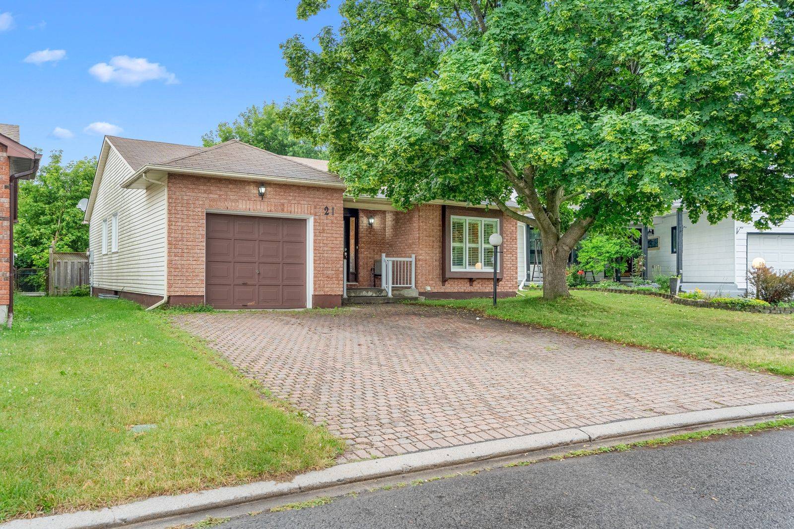 Barrhaven, ON K2J 2T5,21 Townsend DR