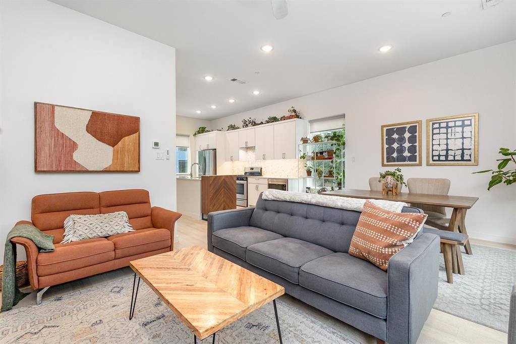 Dallas, TX 75208,427 W 10th Street #803