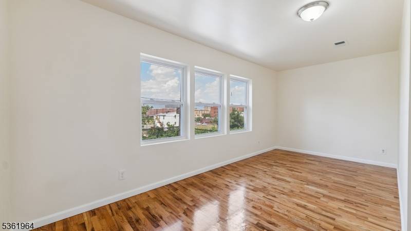 Newark City, NJ 07103,392 New St #3